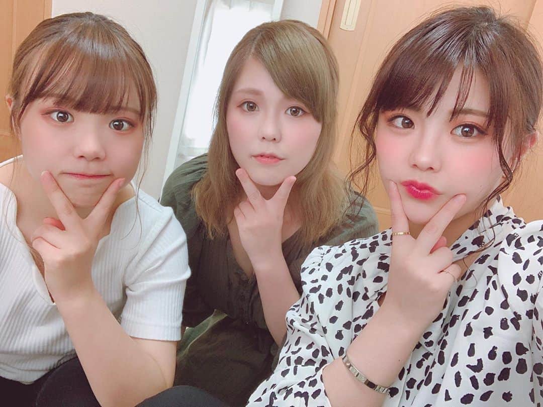 川村虹花のインスタグラム：「三姉妹😊✌🏻💗💗💗 #三姉妹 #仲良し #次女 #家族」