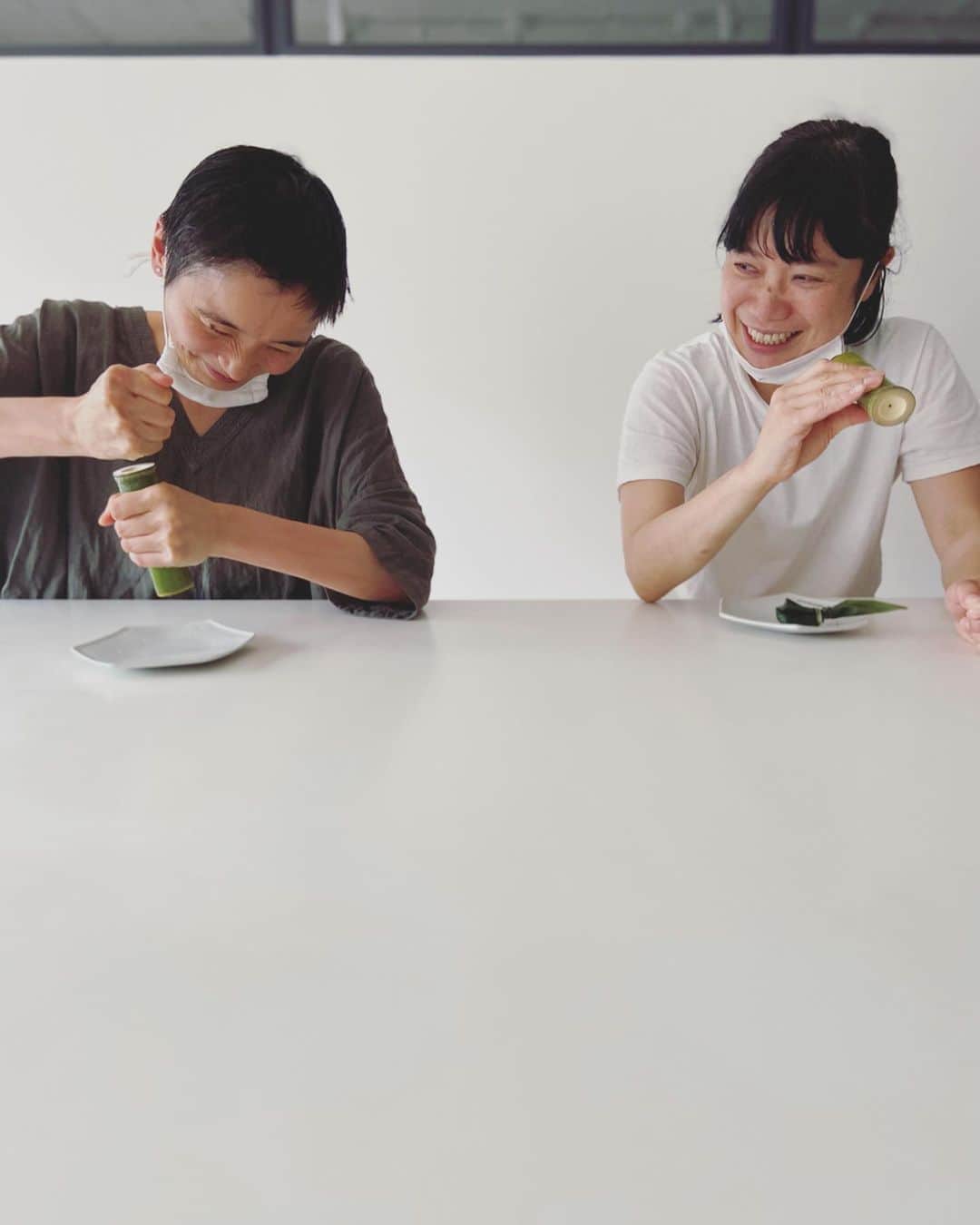 渡辺有子のインスタグラム：「撮影再開！『&premium』連載撮影。この2人に久しぶりに会える嬉しさよ。早くマスクなしで笑い合えるといいね。  来月号のテーマは「鬼おろし👹」 #アンドプレミアム」
