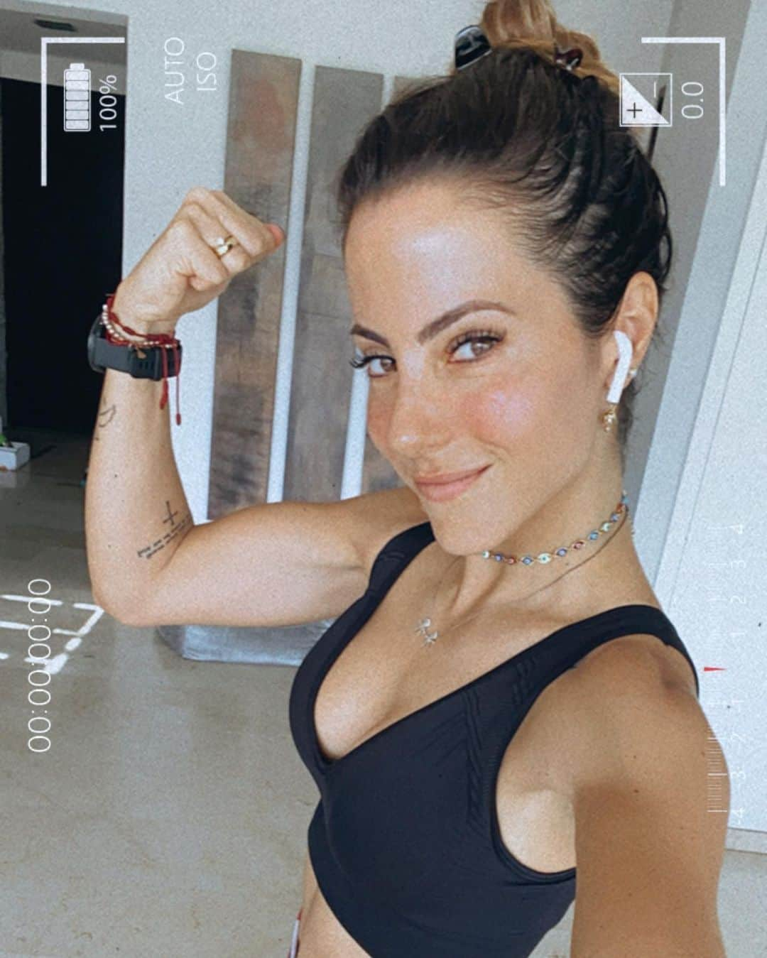 ポーラ・ベビラクアさんのインスタグラム写真 - (ポーラ・ベビラクアInstagram)「Nada que te llene más de energía que un buen entrenamiento 💪🏽 liberas todo la presión que puedas tener y esas malas energías que caen de retruque  Exígete, avanza y no te detengas, el mejor consejo que les puedo dar que me sirve a mi para drenar. Todos los días son distintos, no digo que no tenga malos días, también me molesto 😒 me pongo triste 😞 y hasta en oportunidades quisiera salir corriendo  Pero no existe nada más cierto que la frase “todo pasa” así que sigamos con buena vibra y con la mejor energía 🔋 .. . Gracias @claudiamorenog por estos meses de entrenamiento 💪🏽 puro power ! Ahora síganla en  su otra plataforma “A tono con Claudia “ .. . #paulabevilacqua #setúelladopositivo #energía #vida #Power #entrenamiento #ganas #vibras」6月6日 1時08分 - paulabevilacqua