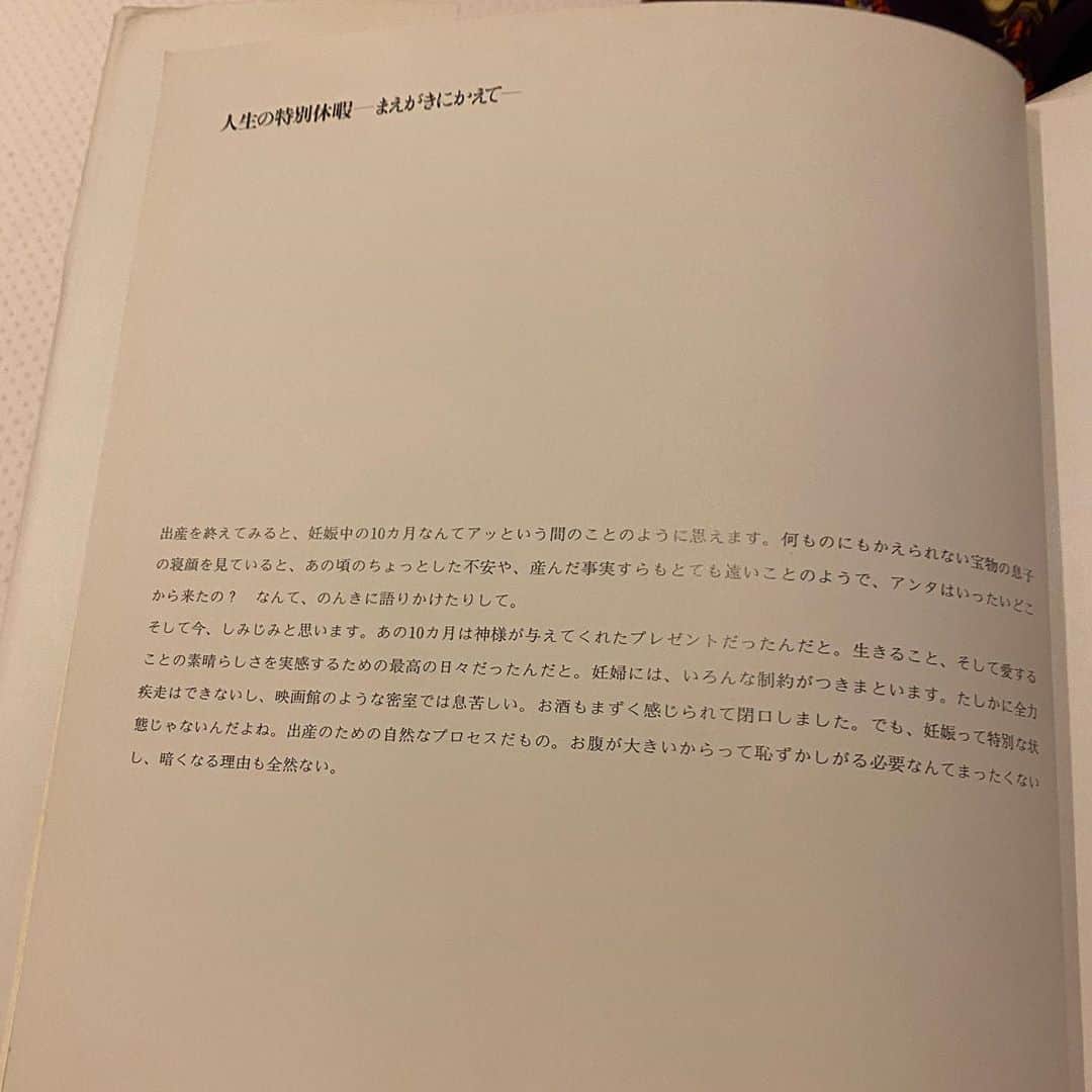 RIKACOさんのインスタグラム写真 - (RIKACOInstagram)「. 朝方にかけて満月になるらしい今夜は ストロベリームーン と言うらしいよ☺️ . 私は満月の日は眠れないのなんだか落ち着かない。 今夜は昔の本をあれこれ見てた。。 . この本は1994年 長男　樹を妊娠して 出産するまでの本😁 役25年前ね。。 時代と共に突っ走って来た すんごいパワーで‼️ この頃は良い時代だったな〜 と感じる。 言葉も顔見合わせてちゃんと伝える時代だったからね〜今とは違うよ😉 . この本はね本当もう2度と 作れないよね。。 歴史を紐解く1冊👍 ヘアーメイクは先日亡くなった 世界的アーティスト 加茂克也 スタイリングは 野口強 カメラマンは M-HASUI . 色々な意味で時代を突っ走ったな〜　分かる人には分かる話し👍 ありがとう❤️ #村上里佳子 だった頃の私 らぶ #rikaco_fashion」6月6日 1時02分 - rikaco_official