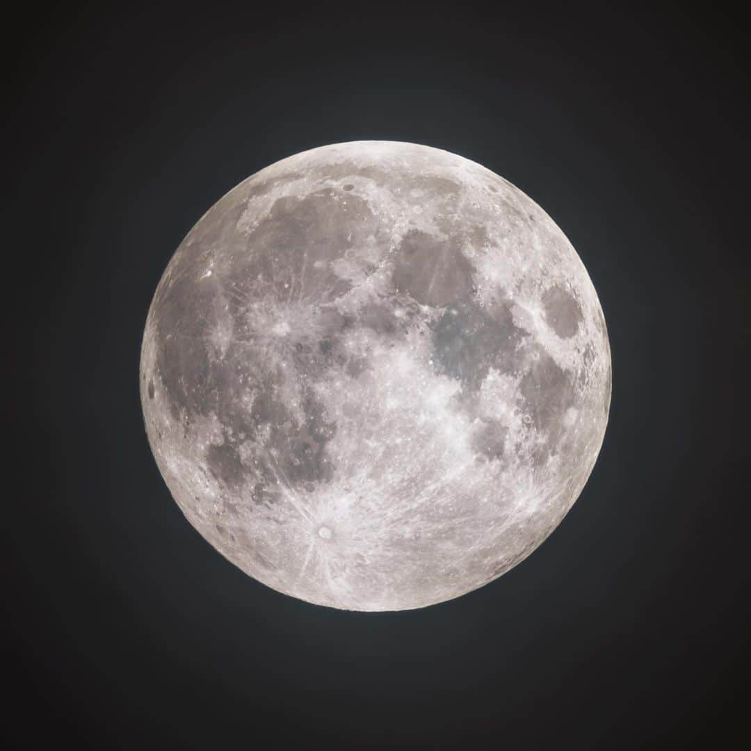 KAGAYAさんのインスタグラム写真 - (KAGAYAInstagram)「今、撮影した満月です。 薄雲がかかってやさしく輝いています。 正確な満月の瞬間まではあと3時間あまり。 今週もお疲れさまでした。 #moon」6月6日 1時05分 - kagaya11949
