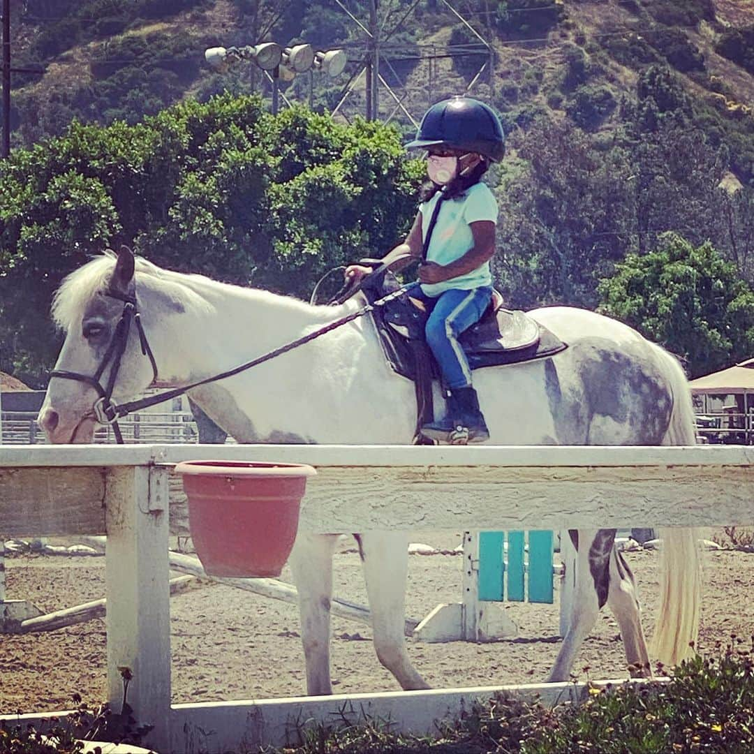 サニー・レオーネさんのインスタグラム写真 - (サニー・レオーネInstagram)「Taking my little girl Nisha to her first riding lesson. She looks like a little mini pro already. Good Job Nisha...So proud of you!」6月6日 12時03分 - sunnyleone