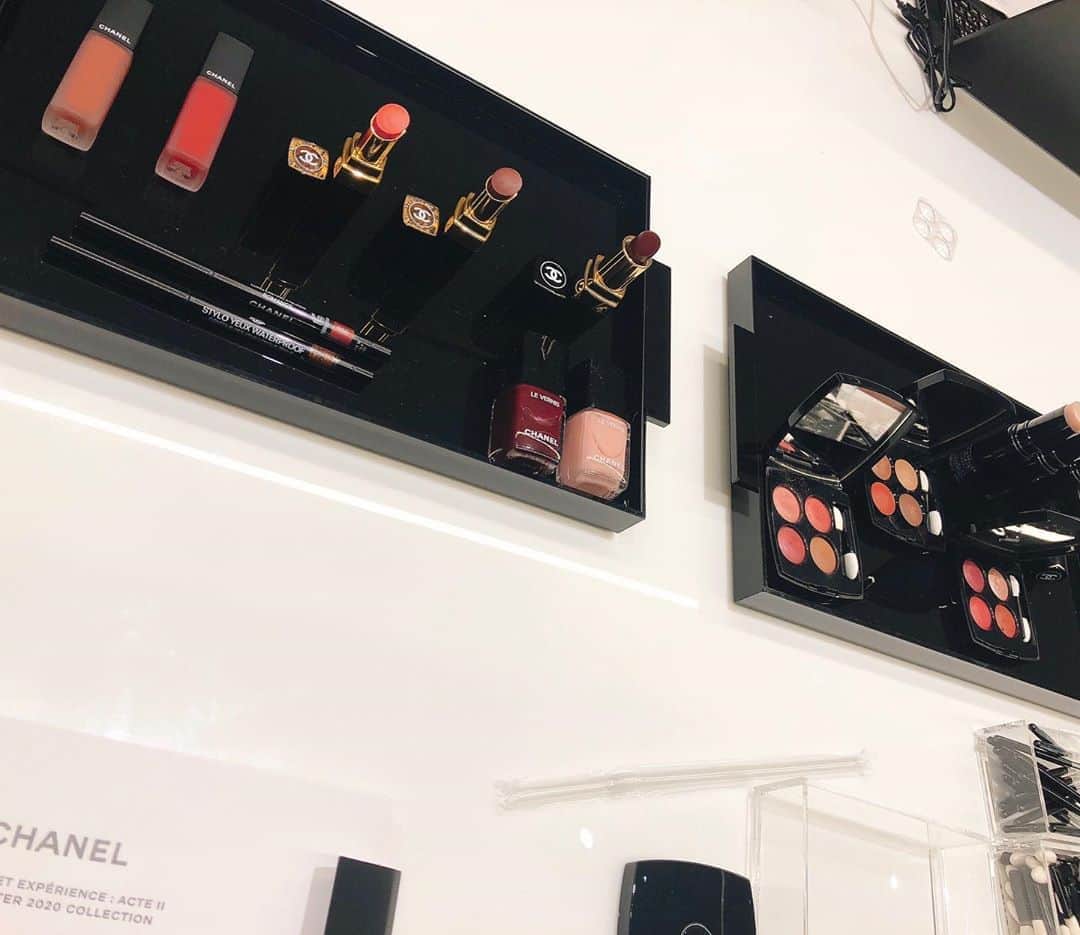 高橋里帆のインスタグラム：「到着したばかりの@chanel.beauty  の新作コレクション❣️ どれもこれも素敵🥰  シャドウは真ん中のは大人気だった レ　キャトル　オンブル　268✨ 新作は左右の2種類です❣️ ローズピンクが大人でも使いやすい上品なピンクは、さすがのカラーチョイスで、お見事です👏  限定カラーはツヤ感綺麗なローズカラーが、入った華やかパレット。 キラキラカラーは、好きな人も多い😆 華やかで可愛い❣️ 私は既存カラーのパレットがお気に入り✨ マットブラウンが入った鮮やかなピンク系パレットは、肌に透明感もプラスしてくれそうな、レディーな仕上がり✨  今回のピンク系パレットは可愛くも、大人っぽいも、クールにもどんな女性にも変身できる、そんなピンクパレット❣️ ありそうでない、素敵なピンクの組み合わせは欲しくなってしまいますよね💕  ときめきながら眺めてました☺️💕 ライナーも可愛かったですよ❣️ 柔らかさも絶妙で描きやすい✨ パレットにも相性が良いカラー2色はどちらも可愛い。  他にも口紅、ネイルも可愛かったし、これは発売が楽しみすぎる🤩  ここには写ってないのですか💦 大人気のボーム　エサンシエル　から、『ロゼ』も発売❣️ フレッシュなツヤのあるコーラルピンクカラーはマルチアイテムなので使い方無限大〜✨ 限定が多いので、皆さんお早めにゲットしなければ😆💦 今回のコレクション　カンドゥール　エ　エクスペリヤンス:アクトⅡ は、女性らしいピンクを基調に〜💕 この大人っぽいピンクは挑戦したくなるなぁ〜💕 皆さんも是非チェックしてみてください✨  ８月14日発売❣️ レ　キャトル　オンブル 362.364(限定) スティロ　ユー　ウォータープルーフ 955(限定)959(限定)  ルージュ　アリュール　インク　フュージョン 834(限定)836  ルージュ　ココ　フラッシュ 132.134  ルージュ　ココ 494  ヴェルニ　ロング　トゥニュ 765.769  ボーム　エサンシエル ロゼ  #シャネル#コスメ#化粧品#高橋里帆オススメ #限定#ピンク#女性らしい#大人っぽい#コレクション#アイシャドウ#リップ#口紅#マルチカラー#マルチアイテム#beautiful #beauty #到着#新作#新作コスメ」
