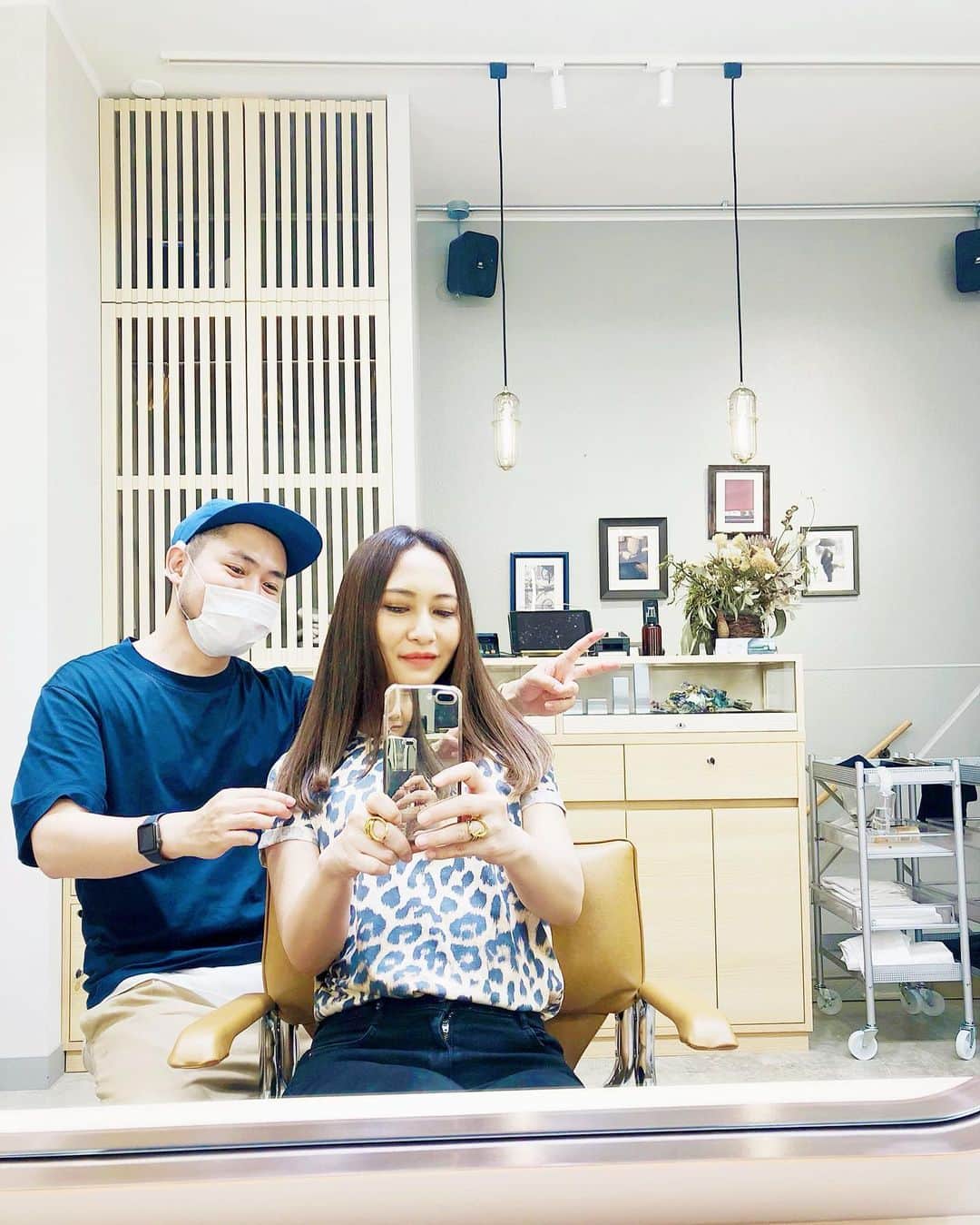 のインスタグラム：「Hair maintenance.  久々のヘアサロン。 スッキリ爽快❤︎ とぅるんとぅるん。 _ 友人が恵比寿にオープンしたヘアサロン "サロンドバン" シャンプーからケア剤、内装まで随所に彼のこだわりが感じられて最高に気持ちいい😍 _ #Salondeban #hairmaintenance #happyday」