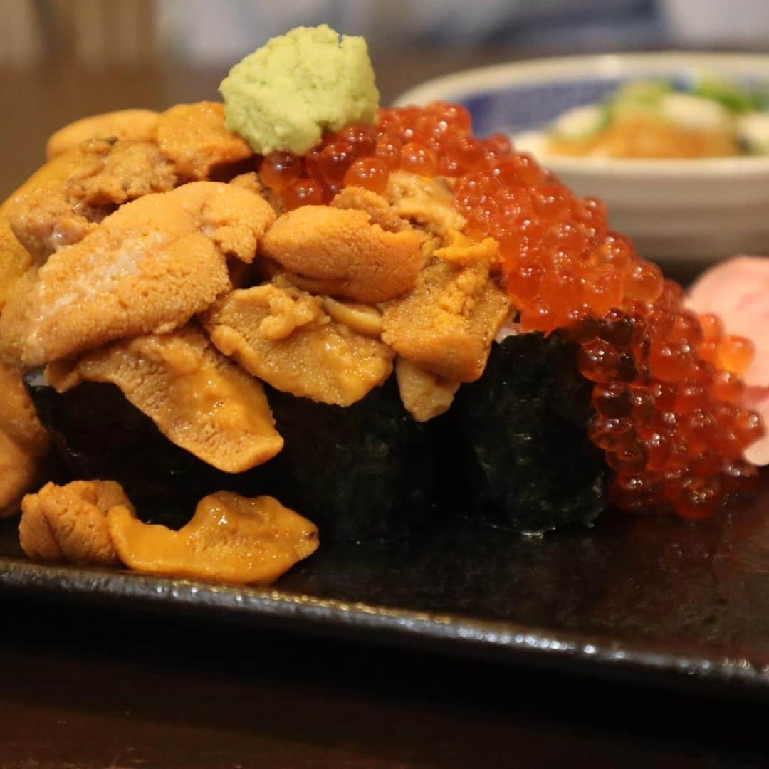 繁田梨世のインスタグラム：「贅沢なウニイクラこぼれ盛り🥺🥺 これでもかっていうぐらいのせて食べてもあまる！ . . フグの白子ポン酢は口に入れたらすぐになくなって食べ終わるのが悲しかった😭 . . 海鮮ユッケにマグロ頰肉炙りに鯛しそ巻きにうなきゅう巻きに生エビにアジのたたきを食べたよ🐟 り . . マグロの頰肉はお肉！？柔らかくてごま油があって美味しい🥺 . . 全部美味しくて幸せでした😋 . . #大阪#本町#豪快たち寿司 #ウニいくらこぼれ盛り#豪快#贅沢#ウニ好き#白子ポン酢#とろける#すぐなくなる#美味しすぎてびっくり#海鮮ユッケ#海鮮もりもり#マグロ頰肉のあぶり＃お肉＃食いしん坊#幸せ#久しぶりの外食#楽しすぎ#あっという間」