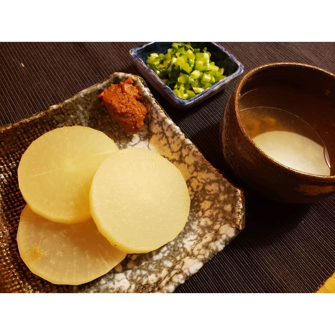 本田珠規のインスタグラム：「自粛期間だからこそできた、 【ファスティング(断食)5日間！】 いつもは、断食期間は３日間なんだけど、 初めて５日にチャレンジ！ . ファスティングは、断食２日前(準備食)から始まり、 断食終了(回復食が)3日続くので、 今回だと、合計10日間のプログラム🎵 . . ①②(準備食) 朝食は酵素ドリンクのみで、 その他は純和食【こ・と・ま・ご・わ・や・さ・し・い】を基本に食べすぎないこと。 . ③(断食1日目) 酵素ドリンク+お水 ※毎回１日目が一番辛い。好転反応も出やすくなる。酵素ドリンクのおかげでお腹は空かない。 ④(断食２日目) 酵素ドリンク+お水 ※好転反応で頭痛が。いつもより早く寝る。ぐっすり眠れる。 また酵素ドリンクのおかげで、お腹は空かない。 ⑤(断食3日目) 酵素ドリンク+お水 ※ぐっすり眠れたおかげで目覚めスッキリ！爽快！気分好調！ またまた、お腹は空かないけど食べたい欲求はでてきて、嗅覚に敏感になるので隣のお家のごはんの匂いとか、いつもの道を歩いても色んな匂いが、気になる！気になる！ そのため、お腹は空いてないけど食べたい欲求が！そんな時は、具なしのお味噌汁を飲む。 もしくは、コールドプレスジュースを飲む。 ⑥(断食４日目) 酵素ドリンク+お水 ※朝びっくりするくらい早く目覚める！ スッキリ。食べたい欲求が強まる。けどお腹は空いてない不思議な感覚。 夜は明日までだー！って思うととっても楽で気分良し！ 早く眠りにつく。ぐっすり。 ⑦(断食５日目) 酵素ドリンク+お水 ぐっすり寝たので目覚めスッキリ！ ついに明日食べられると思うと、気分ルンルン💃体調もすこぶる良し！ まだ断食できる！って思えるくらい余裕あり😂 夜な夜な明日の大根梅流しの仕込みをする♪ 美味しくな～れ♪と念じながら😂 . ⑧(回復食1日目) 朝食→酵素ドリンク 昼食→大根梅流し。お腹いっぱいなのに、お腹スッキリ！ 夕食18時→重湯(雑穀米+つぶした梅) ※一食目を食べた時の感動、 薄味なのに、美味しさをひしひしと感じる。 食べられることの感謝に改めて気が付く。 毎回そう思います。 ちなみに大根梅流しは、最強のデトックス！ ファスティング後さらに腸内のお掃除。 最終的にお出汁を1.5ﾘｯﾄﾙ飲み干すのは忍耐。😂 大根も半分食べます。 . ⑨⑩(回復食２日目、３日目) 【野菜や豆類、キノコ類やお粥などOK！】 朝食→酵素ドリンク 昼食→豆腐とお野菜の梅昆布出汁スープ 夕食18時→お粥、大根のお味噌汁 ※少しずつ、味をつけていくんだけど、 今までの塩分がいかに濃かったか気が付く。 少量で満足することに気が付く。 五感が研ぎ澄まされる。 . 長くなったけど、 ✍️体重の減少は-3.5キロ(食事を戻すと大体いつもここから+1キロくらいです。) ✍️体脂肪の減少は-1.8% . ファスティングは、体重の減少でダイエット効果があるのはもちろんだけど、 それ以上に得られるものもある！というのが魅力的！ 五感が研ぎ澄まされて、味覚、嗅覚がリセットされて、食事が変わります。 内蔵(消化酵素)のお休みができるので、代謝があがる！ 溜まった毒素(嗜好品などによる)の排出ができる！ 免疫力アップ！ 疲労感がとれる。睡眠の質があがる。 . 良いこと尽くし。 . でも、あくまでも個人的な感想です⭐ 無理はしないで半日や週末ファスティングからスタートとかでも良いと思います♥️ 酵素ドリンク選びは重要❕ せっかく身体に良いことしてるのに、 空っぽの身体に唯一摂取できる酵素ドリンクが添加物や保存料だらけだと、本末転倒。 酵素ドリンク選びは慎重に✨ 私は５年前からずっと、 エステプロラボのハーブザイム、ジンジャー味です。 . . ✍️梅流しレシピ(数時間はトイレとお友達になります😅) ・大根　1/2 ・昆布(お出汁用) ・美味しいお水　1.5リットル ・つぶした梅　3～5粒 . .  ご参考になれば😌✨ . .  #断食#ファスティング#酵素ドリンク#ハーブザイム#エステプロラボ#ジンジャー#５日間断食#ダイエット#ダイエット日記#大根梅流し#梅流し#コロナ太り解消」