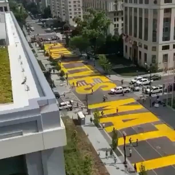 ジェニファー・グレイのインスタグラム：「the road to the white house has been officially named Black Lives Matter Plaza ✊🏻✊🏼✊🏾✊🏽🙌🏻 @mayor_bowser 🦋🖤🔥#BlackLivesMatter 🖤repost: @shaunking every city needs to follow suit! #blacklivesmatterplaza」