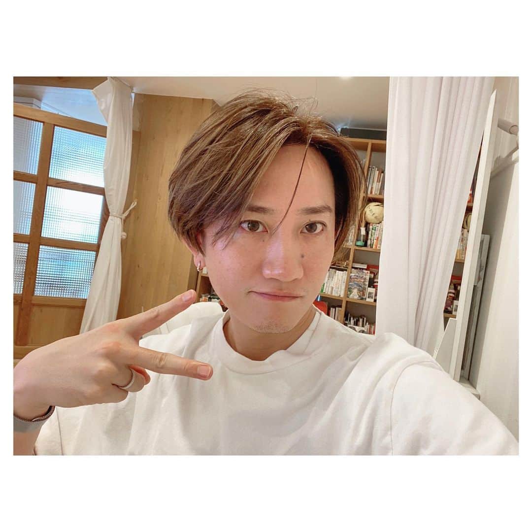 前原穂高のインスタグラム：「元気だよー🙌っていう自撮りしようと思って撮ったら裏ピースが出ちゃいました。 最近はハイライトも入れて、チャラさも昔に戻ってきてます🙆 コロナ前っていうか10年前ぐらいに戻った気分🙏(髪だけね) ㅤㅤㅤ #バレイヤージュ #美容室Violet #美容師 #表参道  #栄 #横浜 #美容室 #表参道美容室 #横浜美容室 #栄美容室 #ヘア #人気ヘアスタイル #ヘアスタイル #ヘアアレンジ #ヘアカラー #ヘアメイク #ヘアカタログ #hair #hairstyle #髪型 #あざと毛 #ほだかっと #ほだからー #前原穂高 @violet_hairsalon」