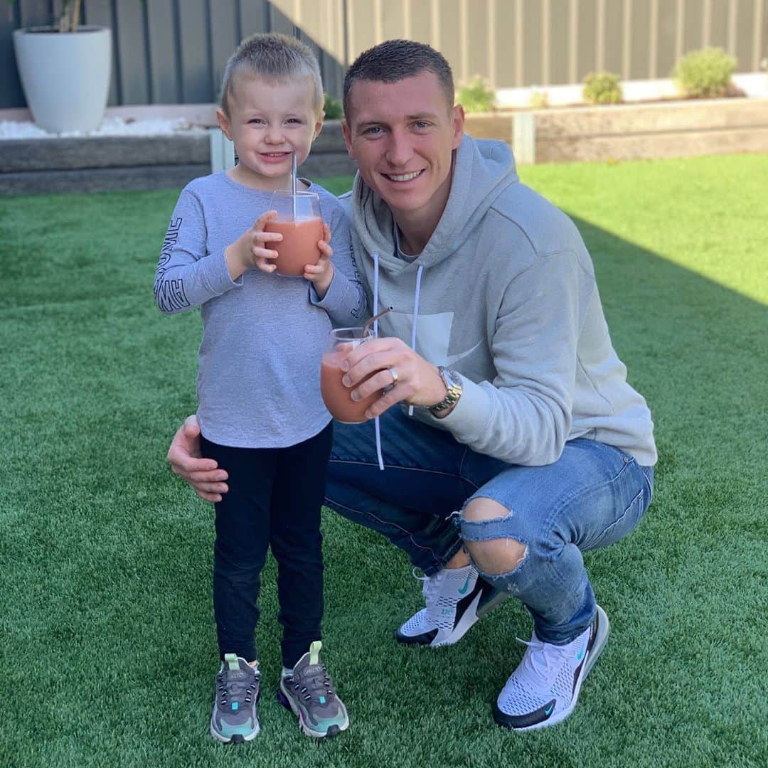ミッチェル・デュークのインスタグラム：「Me & Little man loving our @lifessmoothe 😋 C Breeze definitely one of our Favourite Flavours 🙌🏼 check them out @lifessmoothe」