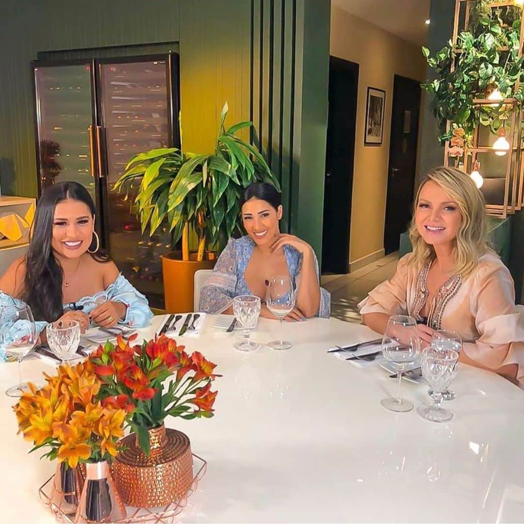 Eliana Michaelichin Bezerraのインスタグラム：「Saudade de encontrar com as amigas, né minha filha? 🤣 Domingo tem essas lindas, que eu adoro, com muitas surpresas no nosso programa. Domingo, no SBT, ás 15h! @simaria e @simoneses ❤️」