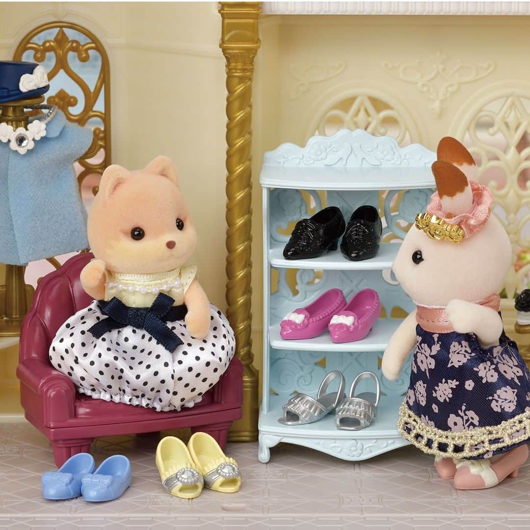 シルバニアファミリー【公式】 さんのインスタグラム写真 - (シルバニアファミリー【公式】 Instagram)「・ キャラメルイヌのお姉さんのメラニーさんは靴が大好き！今日もお気に入りの１足を探しに、街のショップで試着中。 ・ 「メラニー、決まった？」 「うーん、歩きやすいのはフラットパンプスなんだけど、黄色のベルトパンプスもかわいいの！どうしよう！」 機能性とかわいらしさの間で心が揺れているようですね。 ・ #シルバニアファミリー #シルバニア #sylvanianfamilies #calicocritters #sylvanian #ドールハウス #dollhouse #ミニチュア #miniature #街のファッションコーデセット #靴 #パンプス #シューズ #パンプスコーデ  #shoes #shoeshopping #shoelover」6月6日 11時00分 - sylvanianfamilies_jp