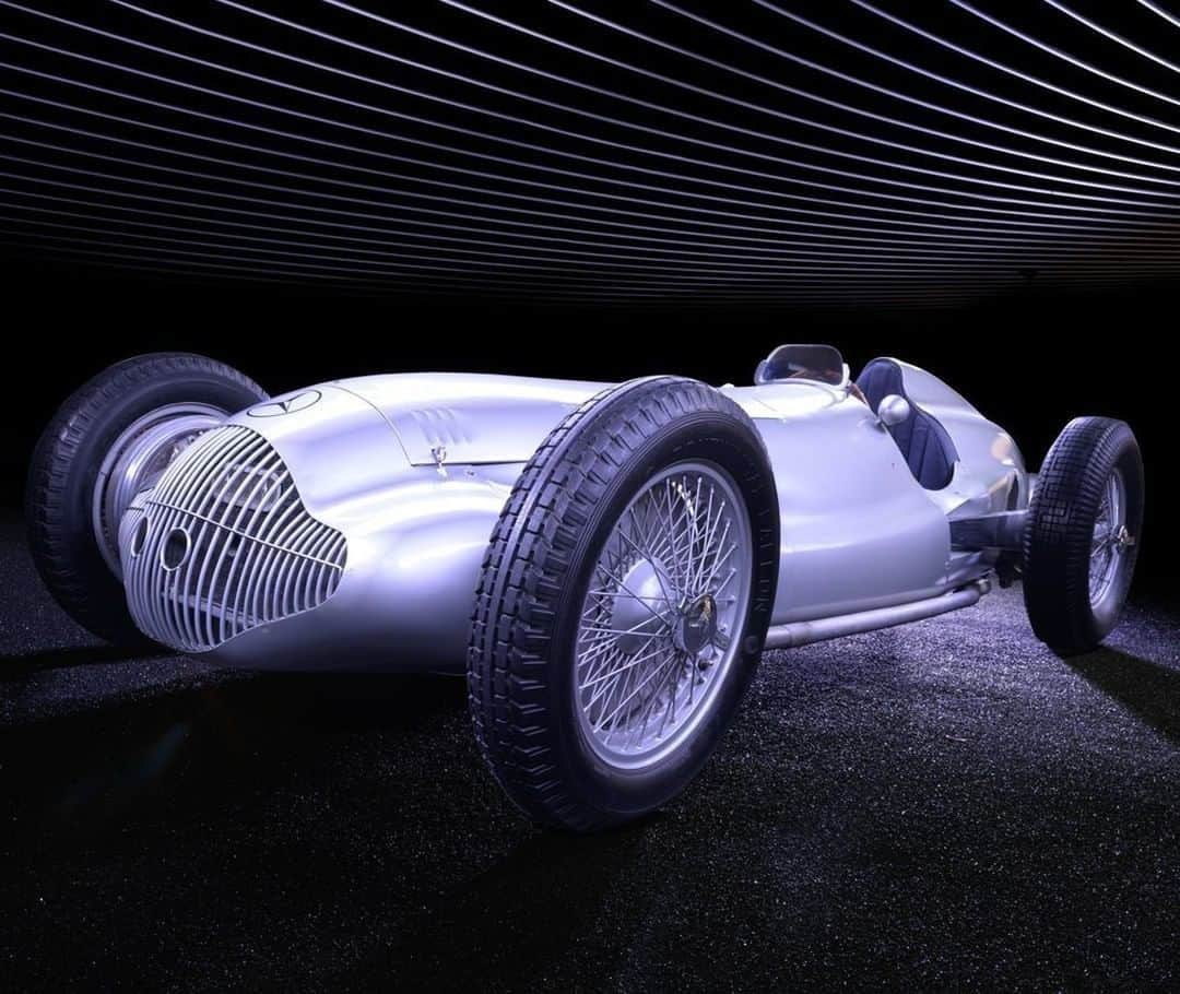 メルセデス・ベンツさんのインスタグラム写真 - (メルセデス・ベンツInstagram)「The Mercedes-Benz W 154 3-liter racing car was designed to fulfil the regulations for the three-litre (183-cubic-inch) formula introduced in 1938. The W 154 won six of the nine Grand Prix races in its first season, recorded three 1-2-3 finishes and took Rudolf Caracciola to his third European championship crown. See it in the Race Corner of our Museum!  #MBclassic #silverarrow #MercedesBenz #mercedesbenzclassic #ClassicCar #Car #Carsofinstagram #InstaCar #DreamCar #MBCar #Classic #daimler #photography #backinthedays #performance #thebestornothing 📷 by @danielwagnerphoto  via @mercedesbenzmuseum」6月6日 11時00分 - mercedesbenz