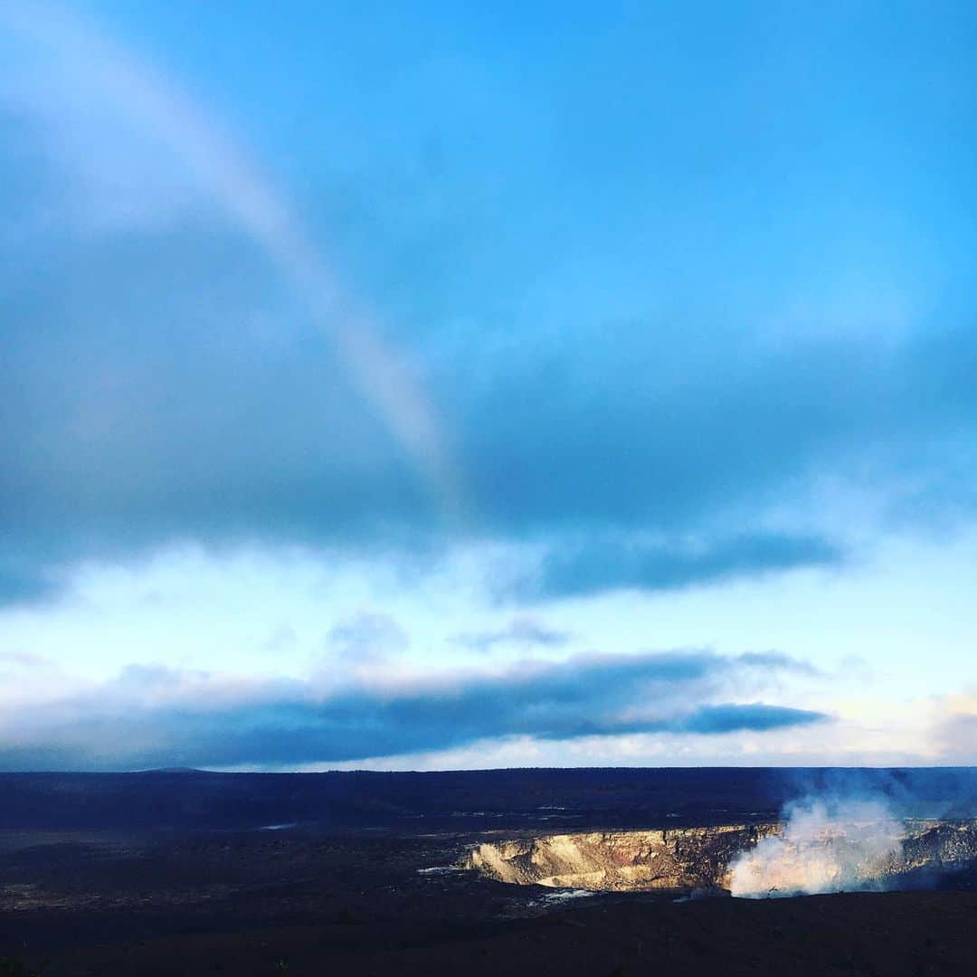 工藤まやさんのインスタグラム写真 - (工藤まやInstagram)「噴火前のキラウエア火山。この時は虹が天から火口へす〜っと伸びて本当にキレイだった。今は近くて遠いハワイ島への思いをアロハクリップス連載に書いています。 @alohaclipshawaii  #bigisland #kilauea #wearealltogether」6月6日 11時05分 - mayahawaii325