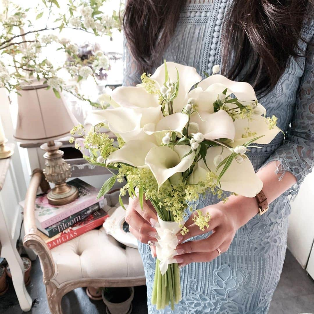 Florist.janeさんのインスタグラム写真 - (Florist.janeInstagram)「디테일이 중요한 #카라부케 #블스부케 🍃 . . . .  부케 문의시 참고사항 🍃 부케 주문 방법은 2가지 이며 본식부케세트 ,촬영부케로 나뉩니다. . . 🙏🏻본식 부케 세트는 부케1 부토니아1 양가부모님코사지4 사회자 주례자 코사지2 (사회자 주례자 코사지는 서비스이므로 제외하셔도 견적금액은 동일합니다.) 🍃🍃 . . 🙏🏻촬영부케 부케1부토니아1  블로그 또는 인스타그램에서 블스부케 태그 들어가시면 더 많은 샘플을 보실 수 있으며 원하시는 부케 캡쳐후 카카오톡으로 문의주시면 더욱 빠른 상담이 진행됩니다.💕 . . . . . #블루밍스완 #부케 #본식부케 #웨딩부케 #부케추천 #데일리스타그램 #선물스타그램 #결혼 #결혼선물 #촬영부케 #bouquet #wedding #예신 #결혼식 #웨딩촬영 #웨딩 #부케주문 #부케선물 #꽃스타그램 #주말 #일상 #학동역꽃집 #논현동꽃집 #강남꽃집 #강남꽃배달 #꽃배달 #꽃선물 #여자친구선물」6月6日 11時15分 - jane.florist