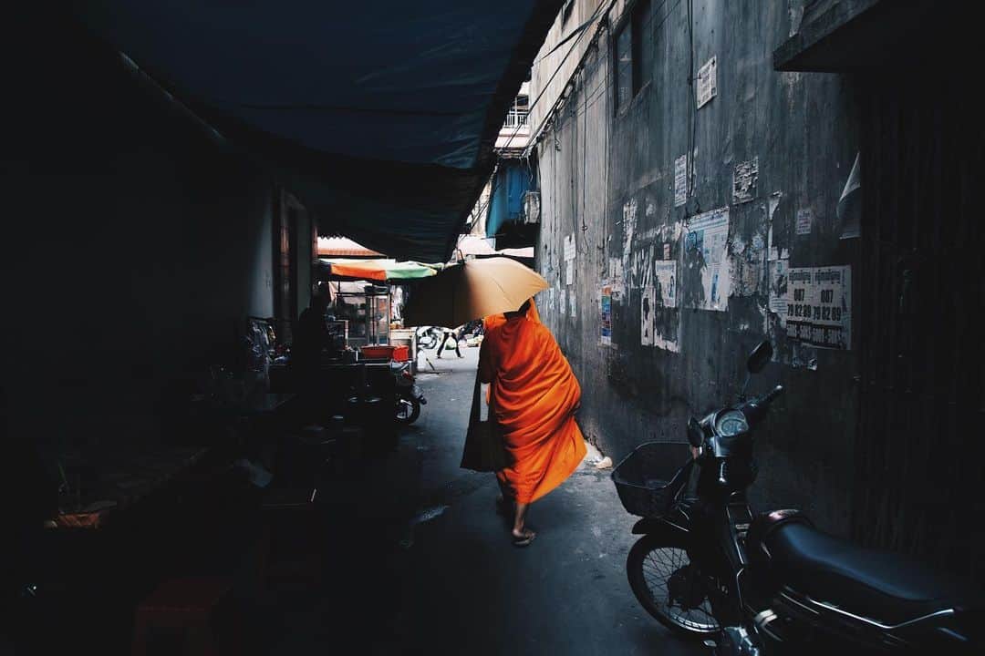 Shunsuke Miyatakeのインスタグラム：「An essay for Mr. George Floyd “To all those who seek a better world defeating the Ancien Régime.” from the street of Cambodia」