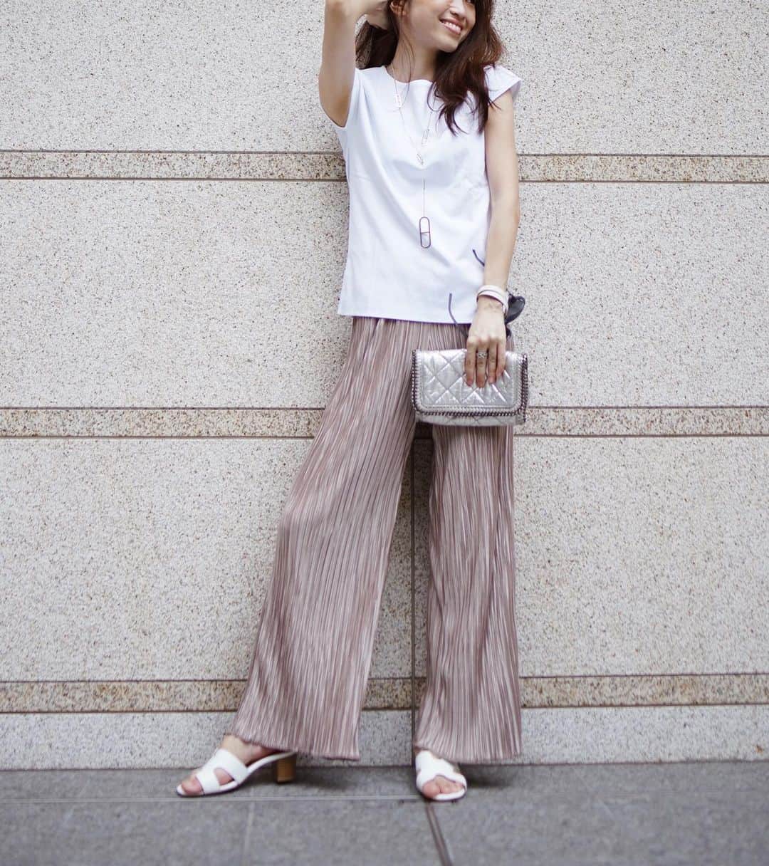 喜田彩子さんのインスタグラム写真 - (喜田彩子Instagram)「﻿ ワイドパンツを早速♡﻿ DoCLASSEのシンプルな「ドゥクラッセＴシャツ・ボートネック7分袖/58cm丈」に合わせて🌿﻿ ﻿ デコルテのラインが女性らしく、涼しくて着やすいのに生地がよく、ラフ過ぎないTシャツなので、上品にコーデがまとまります♡♡﻿ ﻿ フレンチ袖はその気になる部分を上手く隠してくれるのでお気に入り😋﻿ 袖が短い分、ジャケットやカーディガンなどの羽織りを着ても、もたつかずスッキリなので秋もインナーとして使います‼︎﻿ ﻿ こんな楽ちんな格好をしていると、﻿ 旅行に行きたくなるよ〜🌴🐋﻿ ﻿ ﻿ @doclasse_style﻿ #fashion#outfit#doclasse#PR  #ドゥクラッセtシャツ #ボートネック#ドゥクラッセ #ダブルフロント #大人のtシャツ #白tシャツ  #ootd #coordinate #simple  #mamacode #mom  #엄마 #패션 #156センチコーデ #sサイズコーデ #夏コーデ #春夏コーデ #シンプルコーデ #ファッション #コーディネート #コーデ」6月6日 11時21分 - ayacokida