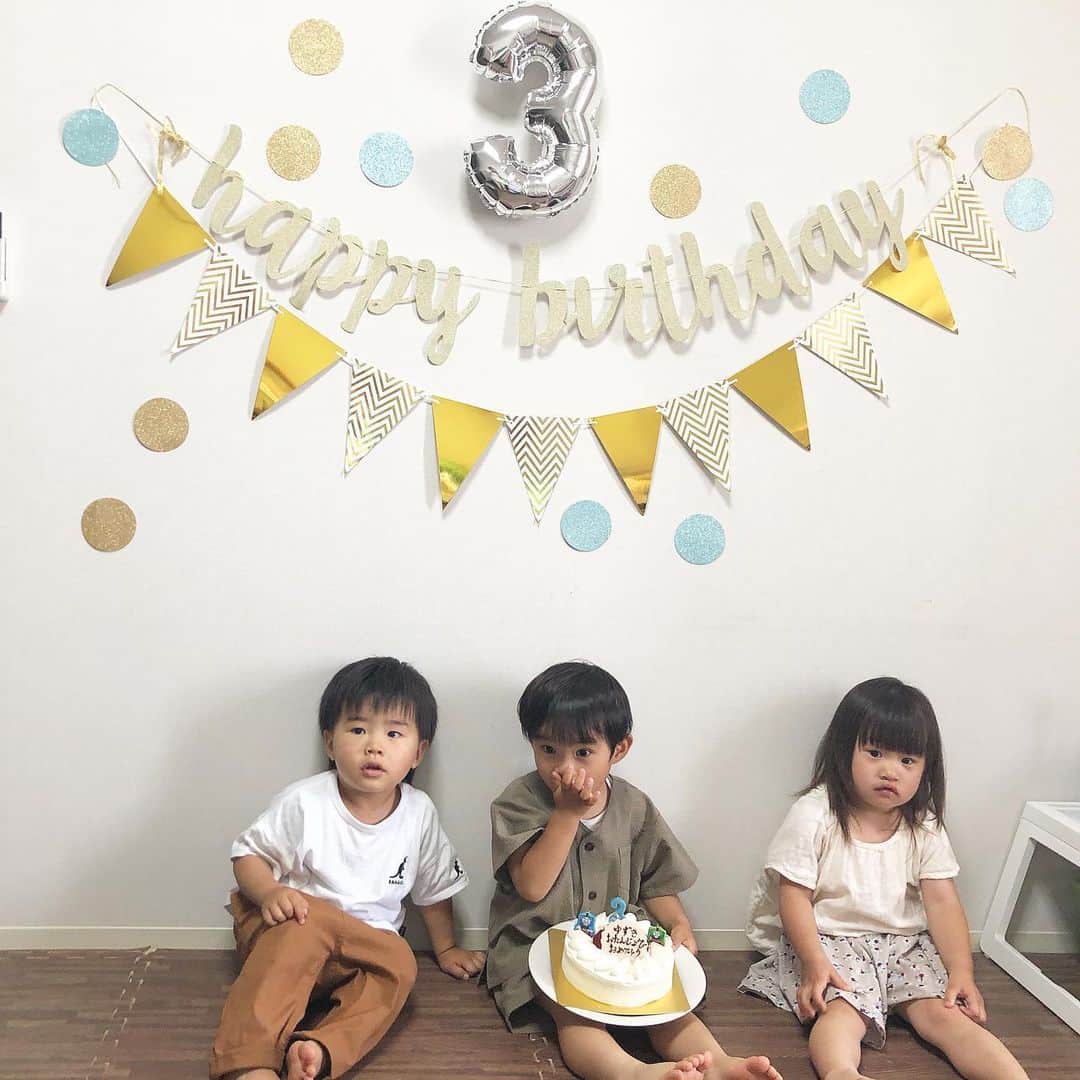 のインスタグラム：「一昨日は大好きなお友達が﻿ お祝いしてくれた（ ; ; ）❤︎﻿ いつも仲良くしてくれてありがとう😭﻿ ﻿ #仲良し3人組😘﻿ #母ちゃんも仲良し😘﻿ ﻿ #3歳誕生日﻿」