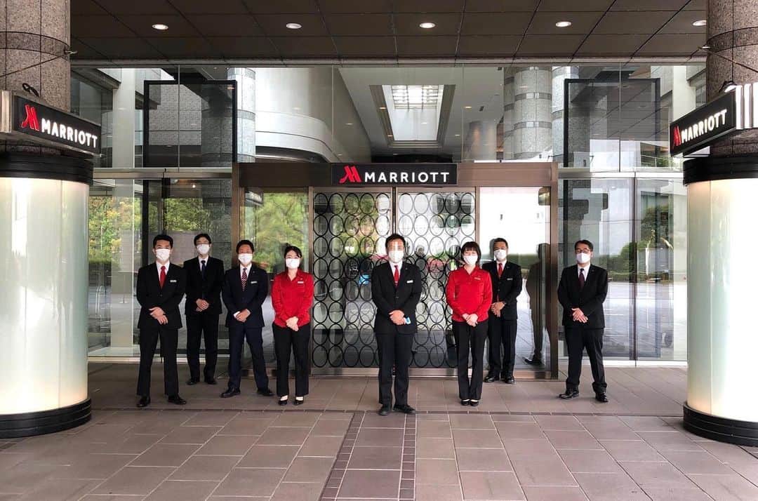 のインスタグラム：「本日から営業再開となります！久しぶりに皆さまをお迎え出来ることを、大変嬉しく思っています。スタッフ一同、心を込めての接客を心がけていきますので、またよろしくお願いいたします。☺️ . なお、レストラン、施設など一部営業内容を変更しての再開となります。詳しくはプロフィールのリンクから公式サイトの情報をご確認くださいね。 . We are re-open today!  Looking very forward to welcoming back our guests to the hotel again. ☺️ . #東京マリオットホテル #営業再開#tokyomarriotthotel #marriottbonvoy #marriott」