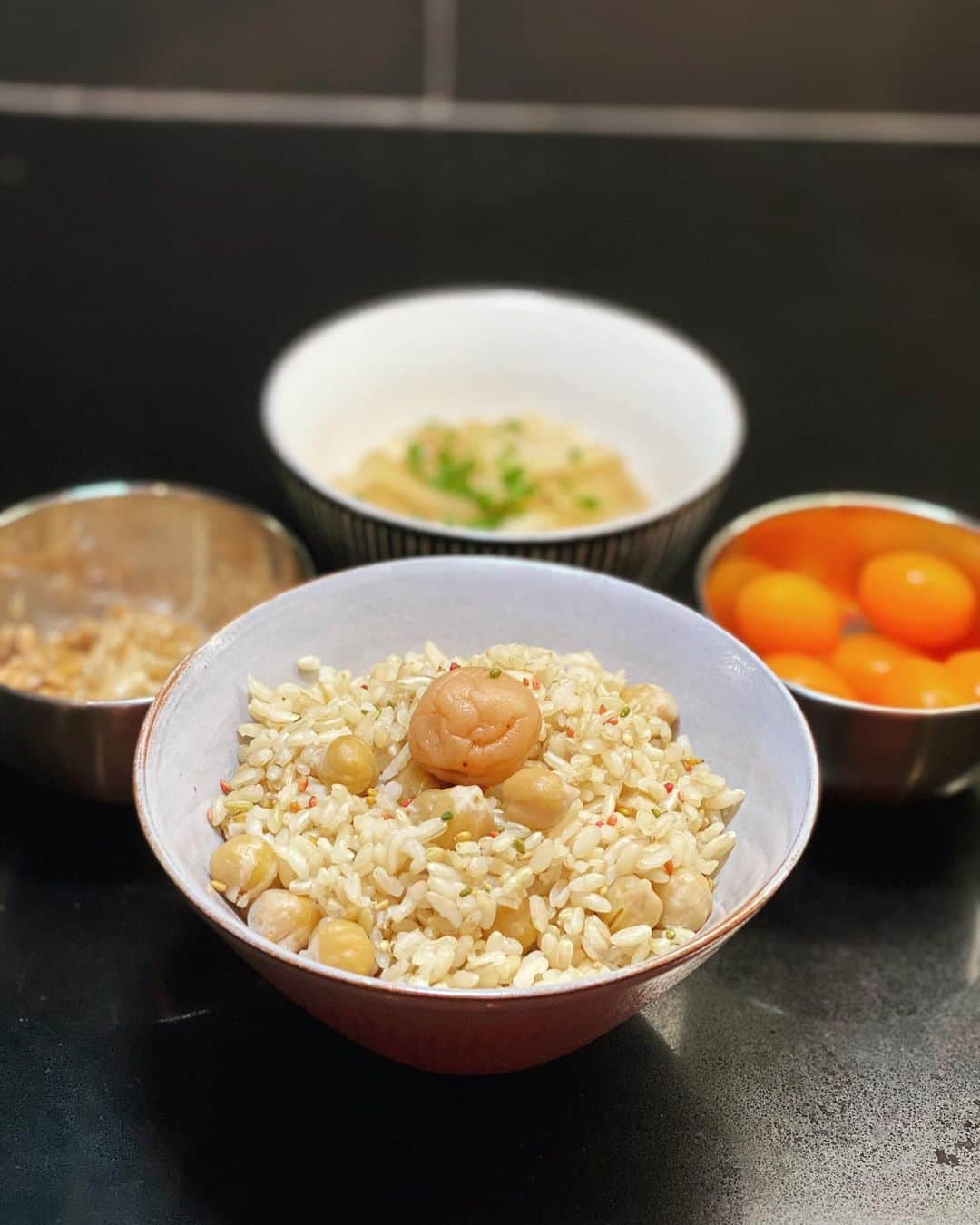 瀬稀ゆりとのインスタグラム：「Today's simple and healthy dinner. Japanese food is the source of my energy!  シンプルな手抜きご飯。全体的に茶色いですね... 最近、健康の為に玄米を食べ始めました。プチプチとした食感がやみつきになります😋そしてアジア系スーパーでゲットした大好きな納豆と梅干し💓やはり自分の身体には日本食が一番合っているなぁと感じます。  先日携帯電話が壊れてしまい、急遽新しい物を購入しました💦でも画質がとっても良くなって嬉しいです😊  #dinner #japanesefood #brownrice #natto #healthyfood #手抜きご飯 #玄米ごはん #和食大好き #梅黒酢納豆 #お家ごはん #内側から綺麗に」