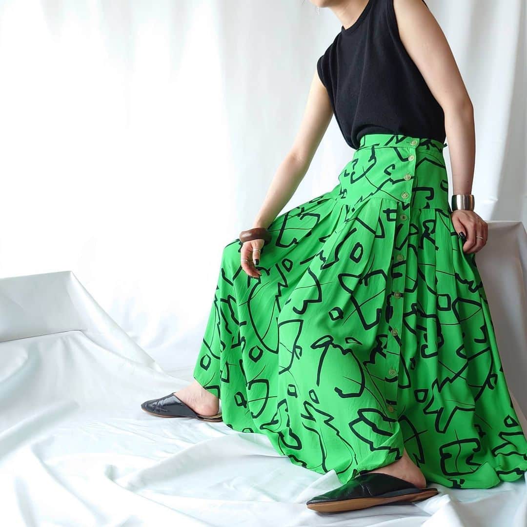 吉祥寺 古着屋 Orfeoのインスタグラム：「80's Pattern Green Skirt  #orfeo #kichijoji #tokyo #vintage #used #fashion #coordinate #outfit  掲載商品のお問い合わせはインスタグラムのプロフィール記載のメールアドレス宛にお願いいたします。コメント、DMでのお問い合わせは受け付けておりませんのでご了承ください。」