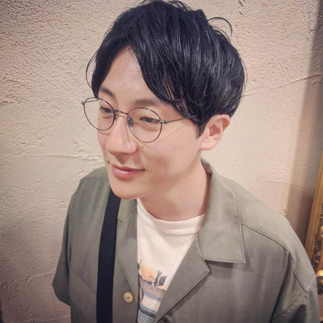 中村フーさんのインスタグラム写真 - (中村フーInstagram)「久しぶりの投稿です。 久しぶりに髪の毛切りました。 #癖毛と毛量がすごいので #美容師さんの意向で #32歳にして #ストレートパーマ #スッキリ #出してくれた雑誌 #あんこ食べられへん #中崎町 #ルプティプランス #似合ってると言ってください」6月6日 11時36分 - hendernakamura