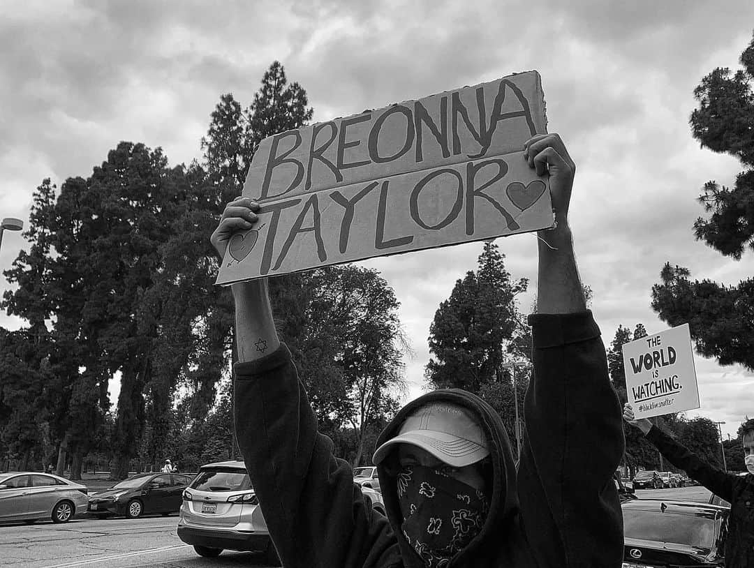ケリー・オックスフォードのインスタグラム：「Today I listened, chanted, marched and felt unity among us. The police left us alone. I know this is a marathon and not a sprint, but I have strong hopes for us today.  #sayhername #blacklivesmatter」