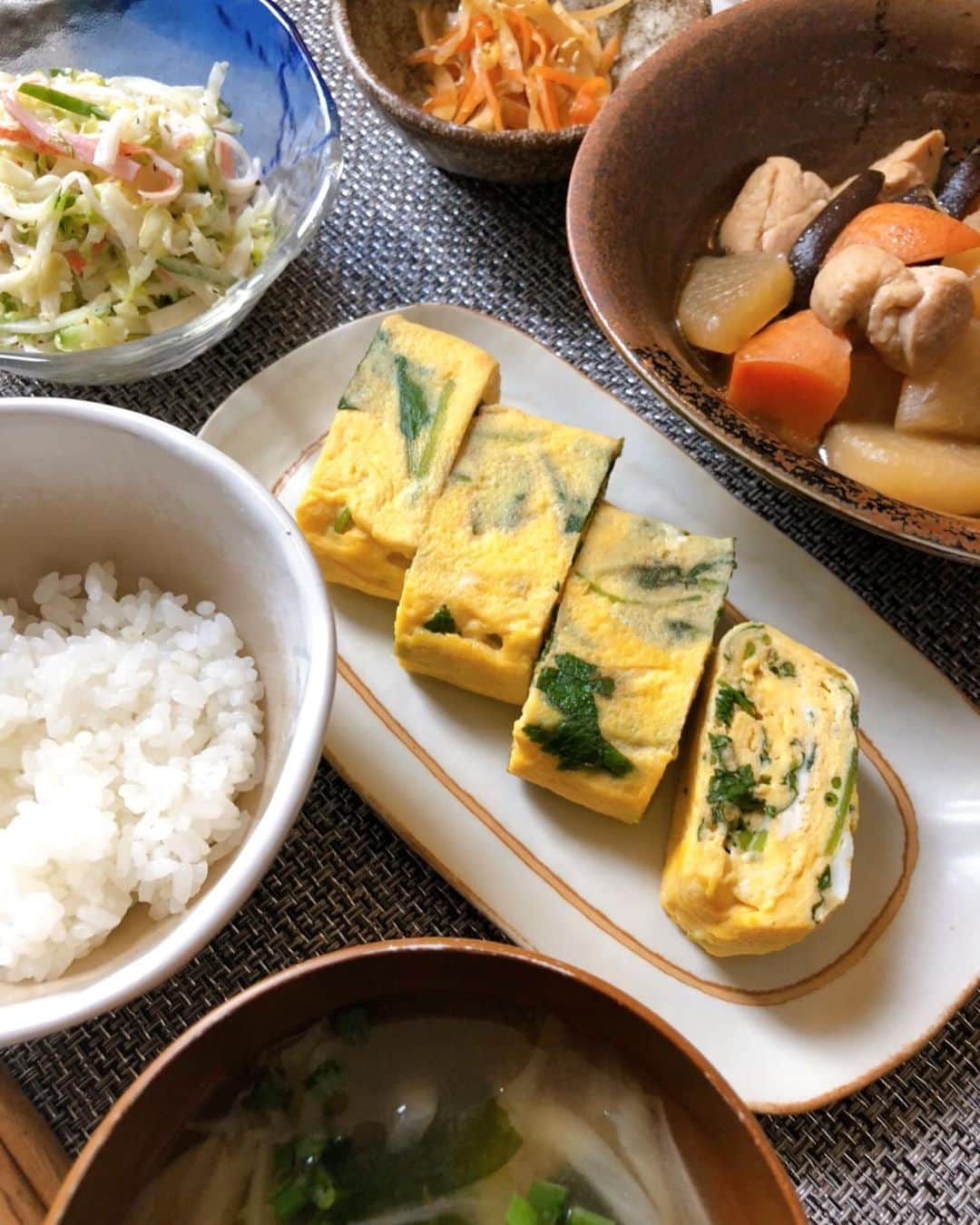 江口輝のインスタグラム：「朝飯ー！！！ . #健康的な食事 #嫁ごはん #朝ごはん #朝食 #breakfast #和食 #煮物 #だし巻き玉子 #酢キャベツ #コールスロー #きんぴら #ごちそうさまでした #芸人 #松竹芸能」