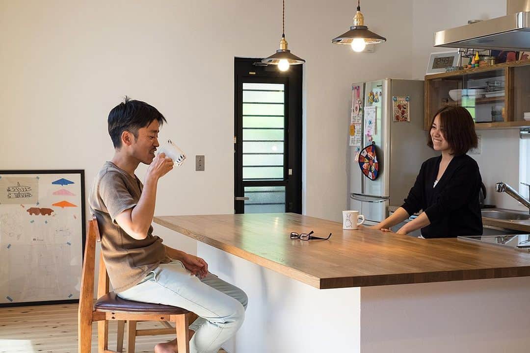 ソラマド香川のインスタグラム：「休日はのんびりとおうちカフェ。 ・ ・ --------------------------------------- ★「ソラマドの家」資料請求はこちら ・ → @request.soramadokagawa ・ ★もっと施工事例を見たい方はこちら ・ → @soramado_kagawa --------------------------------------- ・ ・ #ソラマド香川 ・ #おうち時間#コロナに負けるな ソラマド香川では、コロナウイルスの感染拡大を受け、お客様及びスタッフの健康と安全を第一に配慮した運営と対策をしております。 詳しくはホームページをご確認ください。 ・ ・ #キッチン#リビングインテリア#マイホーム#新築#自由設計#シンプルな暮らし#自然光#暮らしを楽しむ#空間デザイン#soramado#ソラマド#家づくり#中庭のある家#カフェスタイル#自然素材#漆喰#自然素材の家#コートハウス#空#ウッドデッキ#注文住宅#中庭#おしゃれな家#ソラマドキッチン#設計事務所#センコー産業」