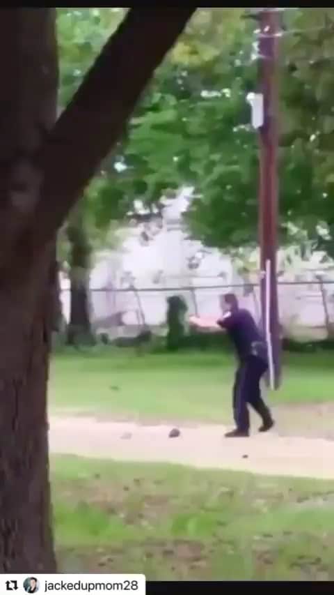 のインスタグラム：「#defundthepolice bc #blacklivesmatter #humanlivesmatter in America and every where else around the world where a badge gives a men the entitlement to kill those he is sworn to work for and protect.. Read this article in @theatlantic  https://www.theatlantic.com/ideas/archive/2020/06/defund-police/612682/?utm_campaign=later-linkinbio-theatlantic&utm_content=later-7636268&utm_medium=social&utm_source=instagram」