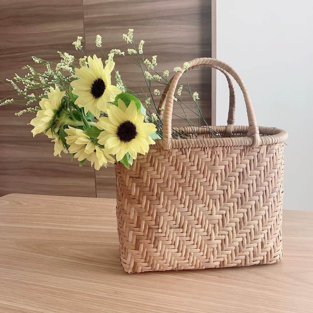 くまみきのインスタグラム：「浴衣に合わせるとかわいいカゴバッグ😊﻿ おうちにいるこきはこんな風に花瓶の代わりに使います🌻﻿ 中に水を入れたビンを入れれば倒れにくくなるしかわいいしで最高です🥰🌻﻿ またうちに沢山のお花をお迎えしました✨﻿ 前に紹介したお花の福袋💐﻿ すっかりはまっちゃってこれで3回目です🤣💗﻿ 楽天ルームのリンクをストーリーズに貼っておきます🥰﻿ ﻿ あ、今夜6月6日20時からはインスタライブで持ってる着物紹介やるよ〜😊﻿ どきどきするけど楽しみ✨﻿ みんなでおしゃべりしましょう〜🥳﻿ ﻿ #カゴバッグ #かごバッグ #カゴバッグアレンジ #花のある暮らし #花瓶 #ひまわり #🌻 #楽天ルーム」