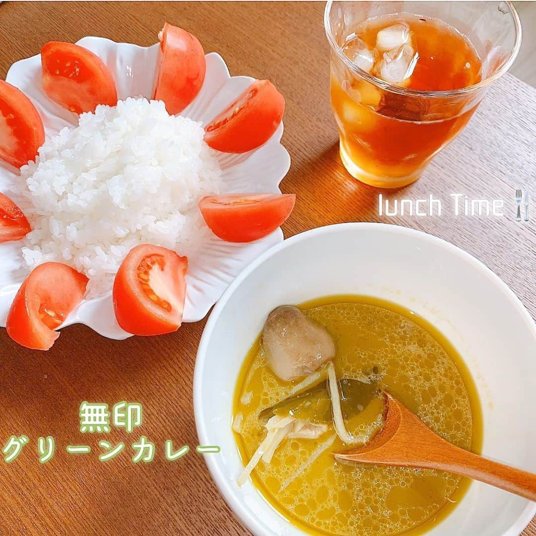 みき みーやんさんのインスタグラム写真 - (みき みーやんInstagram)「無印良品のグリーンカレー . 昔は苦手だったけど 今は食べられるように！というか むしろ好きになった。笑 （大人になったなぁ🥰笑 . 本格的なスパイスの辛みと旨味が 暑い夏汗かきながら食べるのが美味しすぎるし . フクロタケや野菜の食感も 感じられるし満足度も🙆‍♀️ . . ストーリー見てくれてる人は わかると思うけど その日に食べたご飯、手料理は 全部ストーリーに載せてるよ💕 . 今日の夜ご飯もまた載せるねー❤ . #無印良品#無印#mujirushi#グリーンカレー#greencurry#🍛#トマト#ルイボスティー#白ご飯#カレー#カレーライス#お昼ご飯#ランチ#おうちご飯#curry#美味しい#delicious#お家ごはん#お昼ごはん#foodpic#フクロタケ」6月6日 11時52分 - mi_yan0101