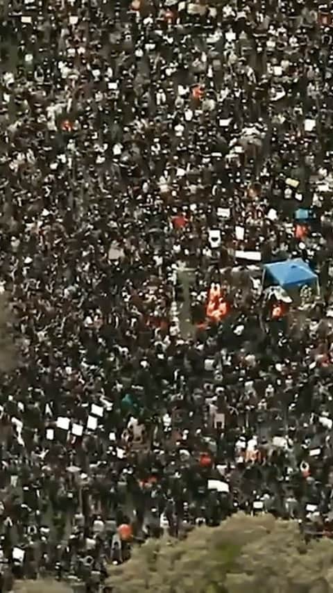 ファーギーのインスタグラム：「to all of the protestors who have stepped outside their homes during a global pandemic, come together with their communities, and stood up for change as the frontline against racial injustice. My unconditional allegiance is with all of you and with the entire #BlackLivesMatter movement. Let’s continue pushing forward so that the children of this nation don’t have to live in fear. It’s a new time. It’s a new season. Let’s keep moving ahead for policy change!!! (Link in bio for resources on how you can get involved.)」