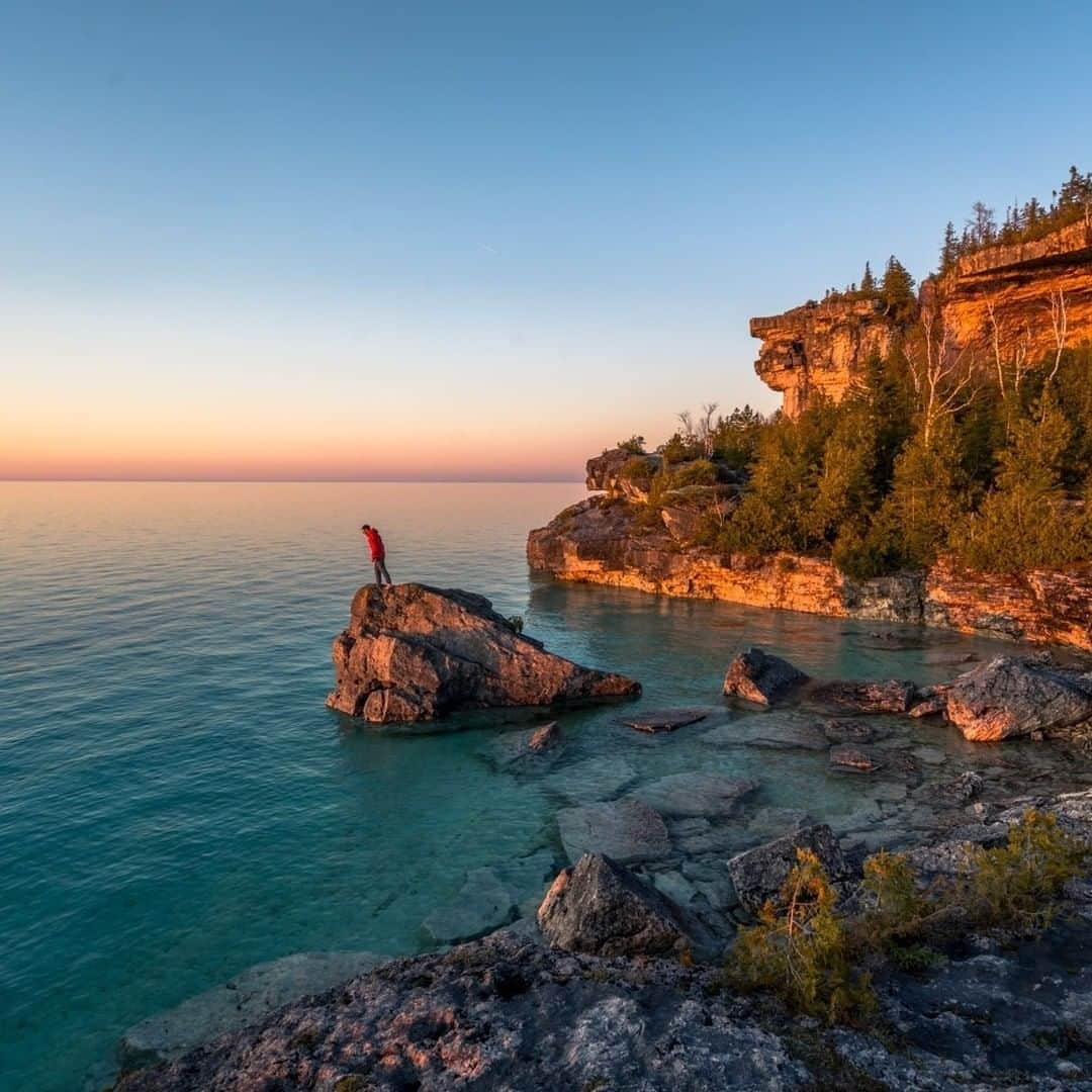 AIR CANADAさんのインスタグラム写真 - (AIR CANADAInstagram)「You never know when the exclamation point on your trip is going to come. Full of stunning vistas on the tip of Lake Huron, the Bruce Peninsula could be it when flying local! #FlyTheFlag 📍: Bruce Peninsula, ON 📸 : @deanheliotis . . On ne sait jamais à l’avance quel sera le moment fort de nos vacances. Voyagez au pays et laissez-vous surprendre par la beauté renversante de la péninsule Bruce, avec ses panoramas à couper le souffle sur la pointe du lac Huron! #HautLeDrapeau 📍: péninsule Bruce, ON 📸 : @deanheliotis」6月6日 3時00分 - aircanada