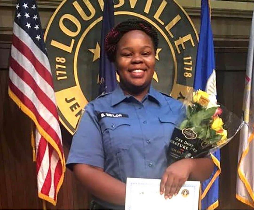 ブリー・ラーソンのインスタグラム：「Today would have been Breonna Taylor’s 27th birthday. She was an award-winning EMT and first responder in Louisville, KY, who loved helping her patients and her community. "She was an essential worker. She had to go to work," her mother, Tamika Palmer said of her dedication to standing on the frontlines of this pandemic. "She didn't have a problem with that." On the night of March 13th, the Louisville Metro Police executed a warrant, looking for drugs they never found, reportedly trafficked by a person who did not live with Breonna or in her complex-and whom they already had in custody.  They sprayed her home with 20 rounds, shooting Breonna 8 times, killing her in her bed.  Neither the Louisville Metro Police nor Mayor Greg Fischer have given her mother any answers. "Not one person has talked to me. Not one person has explained anything to me," Tamika Palmer, Taylor’s mother, said in an interview. "I want justice for her. I want them to say her name. There’s no reason Breonna should be dead at all." Words by: www.justiceforbreonna.org  @LMPD.ky, @MayorGregFischer, and @GovAndyBeshear - we are looking at you.  #breonnataylor  #justiceforbre」