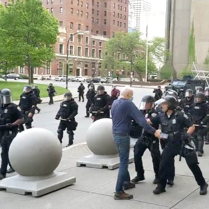 ティモシー・サイクスのインスタグラム：「⚠️WARNING: GRAPHIC IMAGES⚠️ Repost from @karmagawa We are disgusted by this video from last night in Buffalo, New York where a poor elderly man was shoved to the ground by two police officers who have already been suspended. And while the 75-year-old victim is in stable condition in the hospital, this behavior from the police is outrageous/unacceptable and it MUST STOP IMMEDIATELY so please share this post with your followers and tag people, celebrities, influencers and news media who need to see this as must all unite to spread awareness of how critical is to #endpolicebrutality RIGHT NOW before anyone else gets injured/killed! Swipe through all these videos/photos and see that not all police officers are bad/violent, most are good people who treat others with kindness/respect, and some are even embracing protestors who are hugging the police back as we’re ALL in this fight against against racism/police brutality together! Today is #worldenvironmentday and while it’s aimed at protecting our environment/biodiversity, let’s use this opportunity to also call for more police training/racial sensitivity programs because #blacklivesmatter and we want #justiceforgeorgefloyd so we must ALL learn to respect ethnic diversity to #stoptheviolence RIGHT NOW! #stopracism #stoptheviolence #unity #karmagawa」