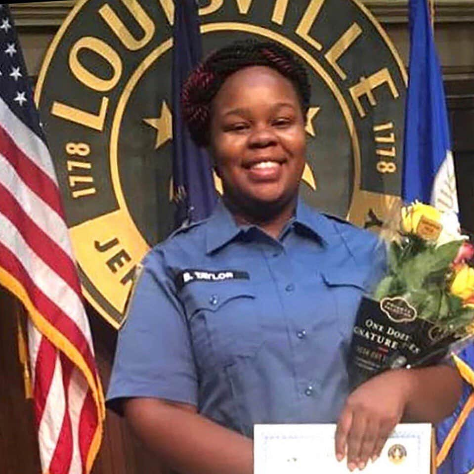 アビー・ワンバックさんのインスタグラム写真 - (アビー・ワンバックInstagram)「Today, Breonna Taylor would have celebrated her 27th birthday. .  Breonna was an award-winning EMT and first responder in Louisville, KY. .  On the night of March 13th, the Louisville Metro Police executed a no-knock warrant, reportedly looking for drugs they never found, trafficked by a person who did not live with Breonna or in her complex-and whom they already had in custody. .  They sprayed her home with 20 rounds, shooting Breonna 8 times –killing her while she slept in her bed. .  No one has been arrested. .  We will not forget Breonna, and we vow to fight for her. .  Today, we are asking you to:  1)  Call Mayor Greg Fischer to demand that the LMPD fire and revoke pensions of the officers who murdered Breonna; and arrest, charge, and convict them for this crime. email Greg.Fischer@louisvilleky.gov .  2)  Demand that special prosecutor Daniel Cameron comport with full transparency and accountability. email here:  attorney.general@ag.ky.gov .  Please join us in this fight by making your voice heard now.  Further information is at FightforBreonna.org  Artist credits: @arielsinhaha & @colorofchange #BreonnaTaylor #JusticeforBre #BreDay #BreonnaBirthday #SayHerName」6月6日 3時28分 - abbywambach