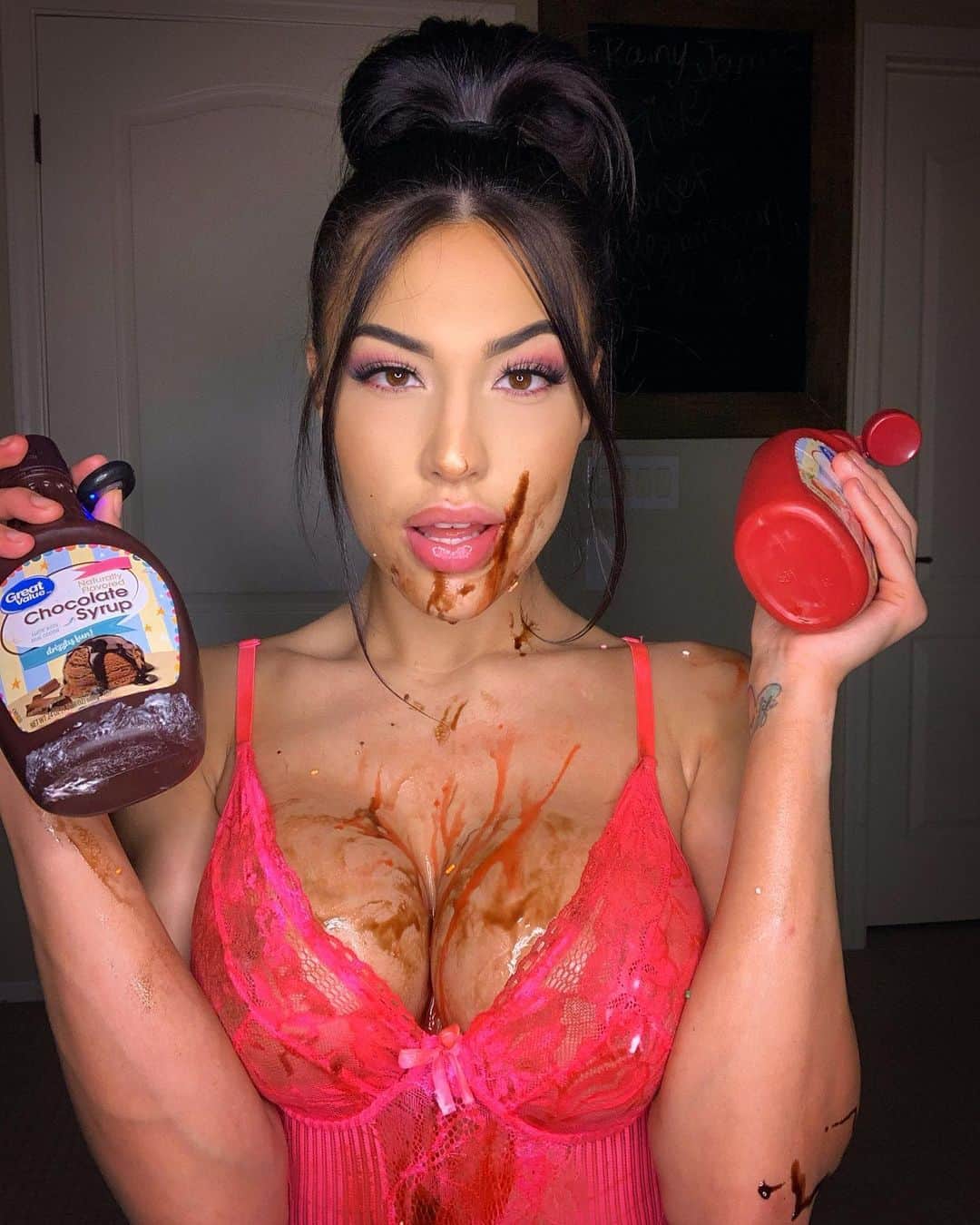Rainey Jamesのインスタグラム：「Who likes banana splits?😋🍌 Also, make sure you’re following me on Twitter because I just announced something on there that I think a lot of you will be excited about!🥳 @badgirlraineyj」