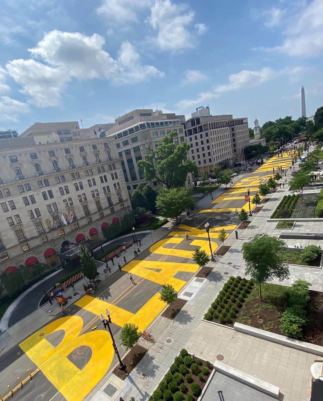 のインスタグラム：「BLACK LIVES MATTER was painted on the street leading to the White House in Washington DC today. Also Mayor Bowser renamed a street in front of the White House “Black Lives Matter Plaza”. INCREDIBLE!! our world is going in the right direction, and i strongly believe there are more good people out there than bad. lets keep up the fight for what’s right and when voting time comes this fall, that’s when we can all really make an impact.」