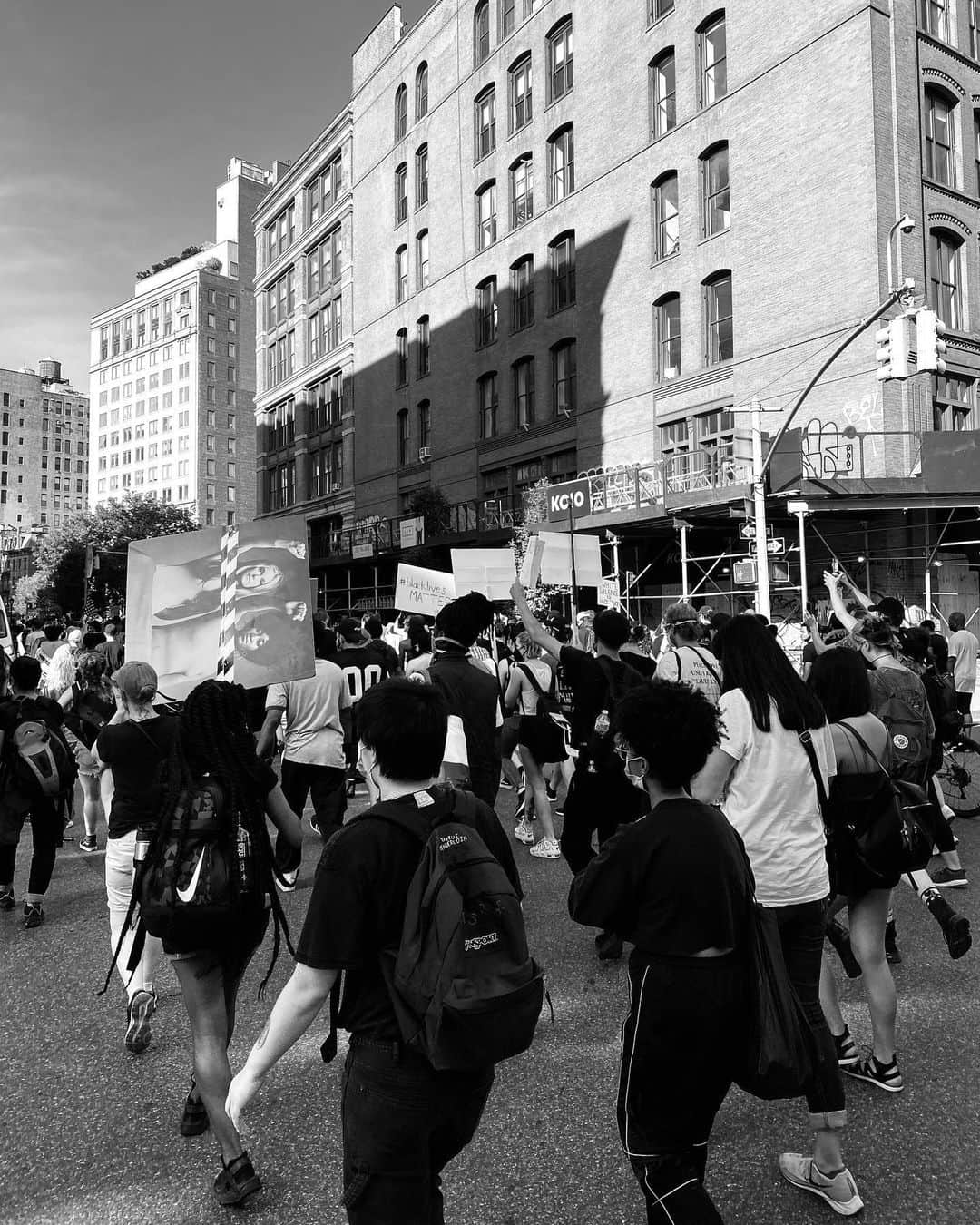 ヨハネス・ヒューブルさんのインスタグラム写真 - (ヨハネス・ヒューブルInstagram)「New York City Thursday June 4th - peaceful protesting in Downtown. -Together we have to stand against racism and injustice and raise public awareness, before, now and always, here and globally. #stopracism #stopinjustice #stoptheviolence #unitedwestand」6月6日 3時56分 - johanneshuebl