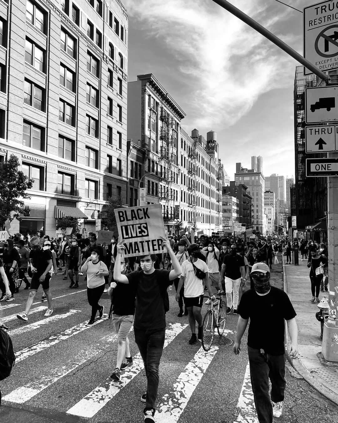 ヨハネス・ヒューブルさんのインスタグラム写真 - (ヨハネス・ヒューブルInstagram)「New York City Thursday June 4th - peaceful protesting in Downtown. -Together we have to stand against racism and injustice and raise public awareness, before, now and always, here and globally. #stopracism #stopinjustice #stoptheviolence #unitedwestand」6月6日 3時56分 - johanneshuebl
