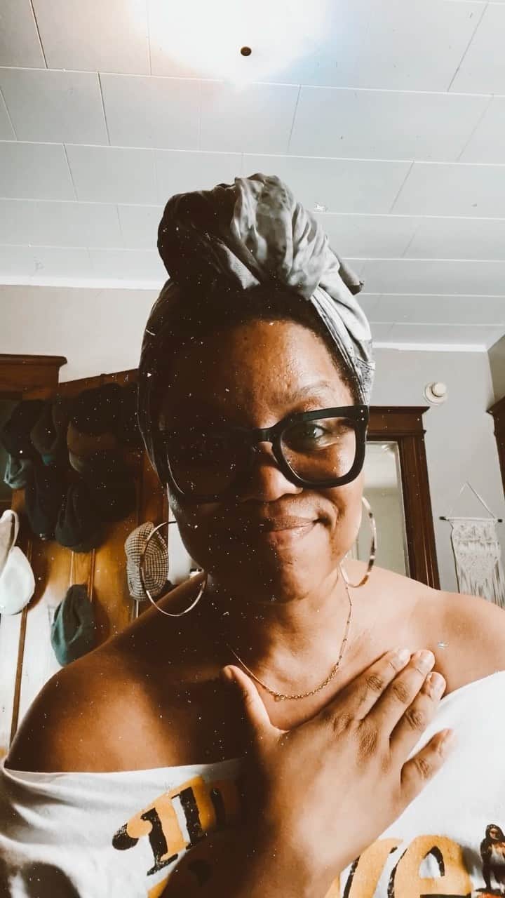 カミラ・マーシャルのインスタグラム：「Talked to my Ma this morning... #blacklivesmatter #martinlutherking #fridaymood #mamaknowsbest #imatter」