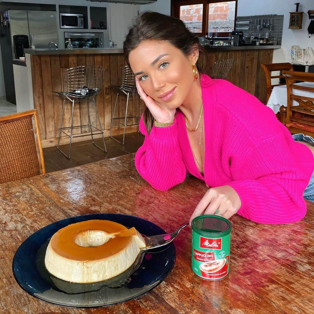 Mariana Sampaioさんのインスタグラム写真 - (Mariana SampaioInstagram)「Estou aproveitando muito a série Hora do Café Fresquinho, que está rolando lá no IGTV da Melitta, e fazendo várias receitas aqui em casa. Hoje eu não resisti e fiz o Pudim de Cappuccino que, por sinal, une duas coisas que adoro! A linha de Cappuccino Melitta fez toda diferença no sabor. Os cappuccinos são deliciosos, cremosos e com toque de café fresquinho. Usei na minha receita o Cappuccino Tradicional Melitta, mas se você quer um toque extra de cacau ou uma receita mais balanceada, pode optar pelo Cappuccino Melitta Chocolate ou Light. Ah! E essa receita também está no @melittabrasil, corre lá! Quem fizer a receita me marca e não esquece que temos o cupom IFMARIMELITTA para compras no site de Melitta com 15% de desconto. 😉 #CafeFresquinho #ParaSentirMaisAVida #HoraDoCafeFresquinhoMelitta #publi」6月6日 4時13分 - mariana