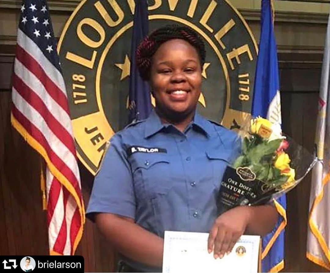 ボブ・サゲットのインスタグラム：「#repost @brielarson ・・・ Today would have been Breonna Taylor’s 27th birthday. She was an award-winning EMT and first responder in Louisville, KY, who loved helping her patients and her community. "She was an essential worker. She had to go to work," her mother, Tamika Palmer said of her dedication to standing on the frontlines of this pandemic. "She didn't have a problem with that." On the night of March 13th, the Louisville Metro Police executed a warrant, looking for drugs they never found, reportedly trafficked by a person who did not live with Breonna or in her complex-and whom they already had in custody.  They sprayed her home with 20 rounds, shooting Breonna 8 times, killing her in her bed.  Neither the Louisville Metro Police nor Mayor Greg Fischer have given her mother any answers. "Not one person has talked to me. Not one person has explained anything to me," Tamika Palmer, Taylor’s mother, said in an interview. "I want justice for her. I want them to say her name. There’s no reason Breonna should be dead at all." Words by: www.justiceforbreonna.org  @LMPD.ky, @MayorGregFischer, and @GovAndyBeshear - we are looking at you.  #breonnataylor  #justiceforbreonnataylor」