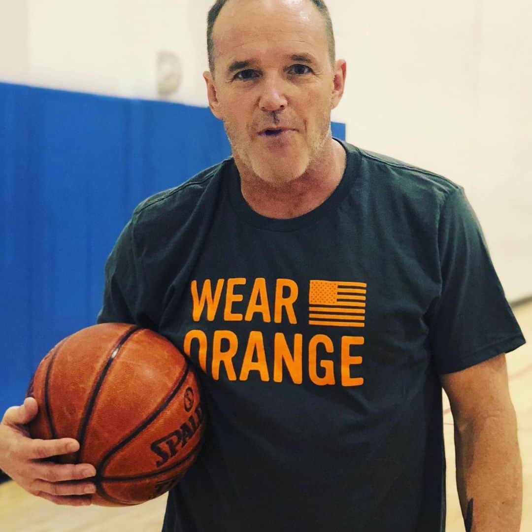 クラーク・グレッグのインスタグラム：「Throwback photo because once again today we #wearorange to stand up for common sense gun laws and because black people are 10 times more likely to die by gun homicide. @everytown @momsdemand」