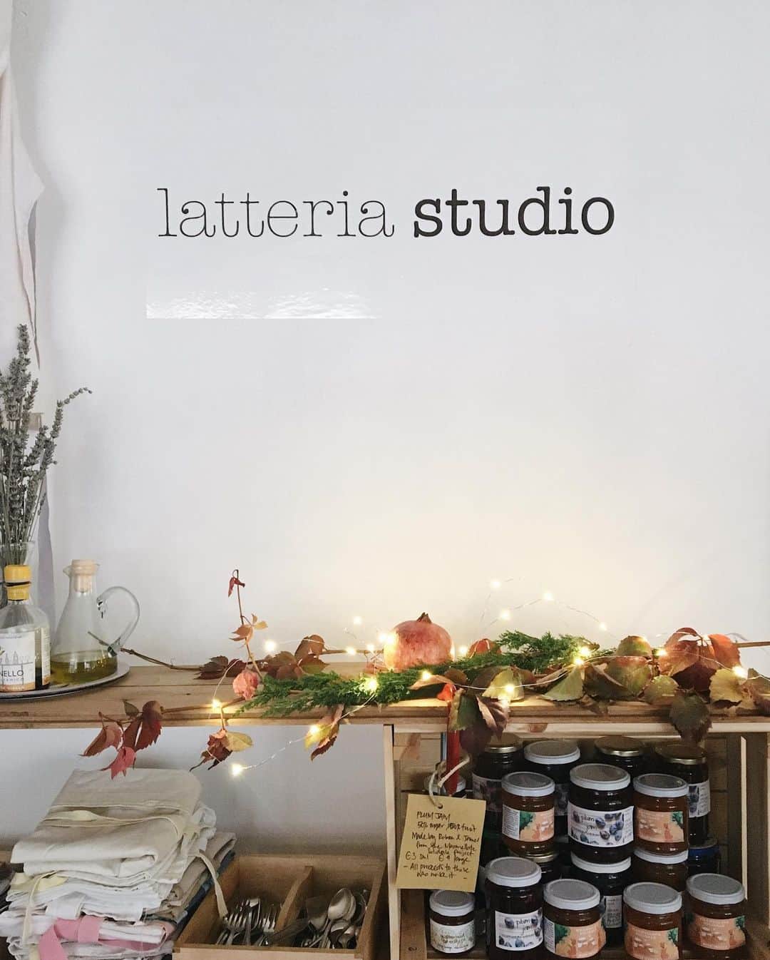 Saghar Setarehさんのインスタグラム写真 - (Saghar SetarehInstagram)「Farewell Latteria Studio.  I came to know about this little charming kitchen studio shortly after its opening 5 years ago when I myself had shortly started to work in the world of food. Since that day, and the beginning of the friendship with @alicekiandra.adams who runs the studio, I’ve had the privilege of meeting many interesting people from all around the world who share the passion for good, genuine food and learn from them; cooks, stylists, photographers, and eager students. I’ve had the honor to host Persian feasts, teach the cookery of my country in the company of the most amazing people and to share my knowledge of food photography with keen individuals and groups that attended my workshops during the past years. And I have had the pleasure of eating fabulous, high quality food; mostly Italian, from different regions, but also occasionally from other parts of the world.  Latteria Studio in Via Ponziano will soon close, and although I know that sometime in the not-so-far future @alicekiandra.adams will open the studio again in a more practical and possibly larger space, I can’t hide that I’m quite heartbroken at the news. If there was one concrete matter that could sign this strange period as an #endofanera, for me it’s definitely the closing of Latteria Studio.  In the meantime, next Tuesday, June 9th from 11 am to 5 pm, there will be one last open studio where some props and jams from the #neighborhoodoragnes project will be on sale. Come over (we’re in phase 3 after all) and take a look at this gorgeous space. If you have a project in mind and you need a space in Rome, this might just be the place for you.  I’ll be there, and it’ll be my first real outing in more than 3 months (that is not a hospital), and I can’t wait to see some familiar faces, even if under masks.  These are some of backstage quick iphone shots from some of the different things we did at Latteria Studio over the last few years. Expect from the first beautiful 📷 which is by @slowpicturestudio from my last Persian cooking class in December.  #LatteriaStudio #RomeCookingClasses #PersianCookingClassRome #MarketToTableRome」6月6日 4時39分 - labnoon