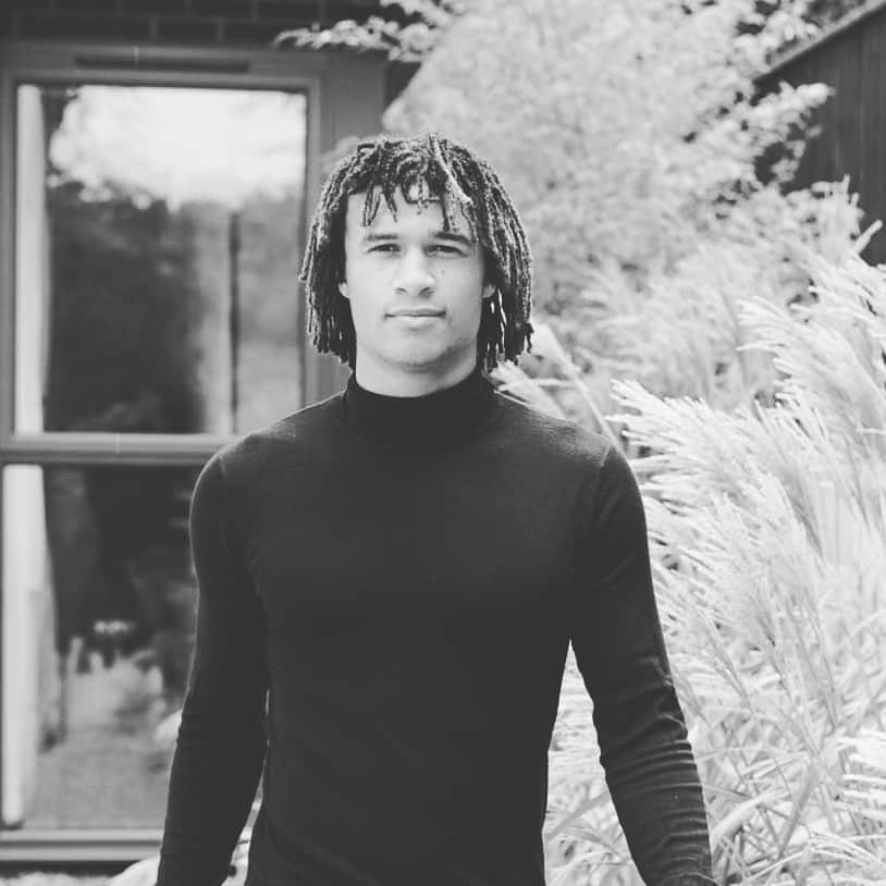 ナタン・アケのインスタグラム：「I am a BLACK MAN!.... I build... I don’t tear down other black men or Woman... I have felt the pain of bein torn down & experienced the racist undertone in the society we live in. Racism will not go away today or tomorrow, but it is our duty to educate ourselves, our children & future generations that is NOT ok to judge or to shame someone because of their skin colour. Racism is a learnt behaviour & anything you can learn, you can unlearn...This is a choice! Make Your stand against racism!🖤」