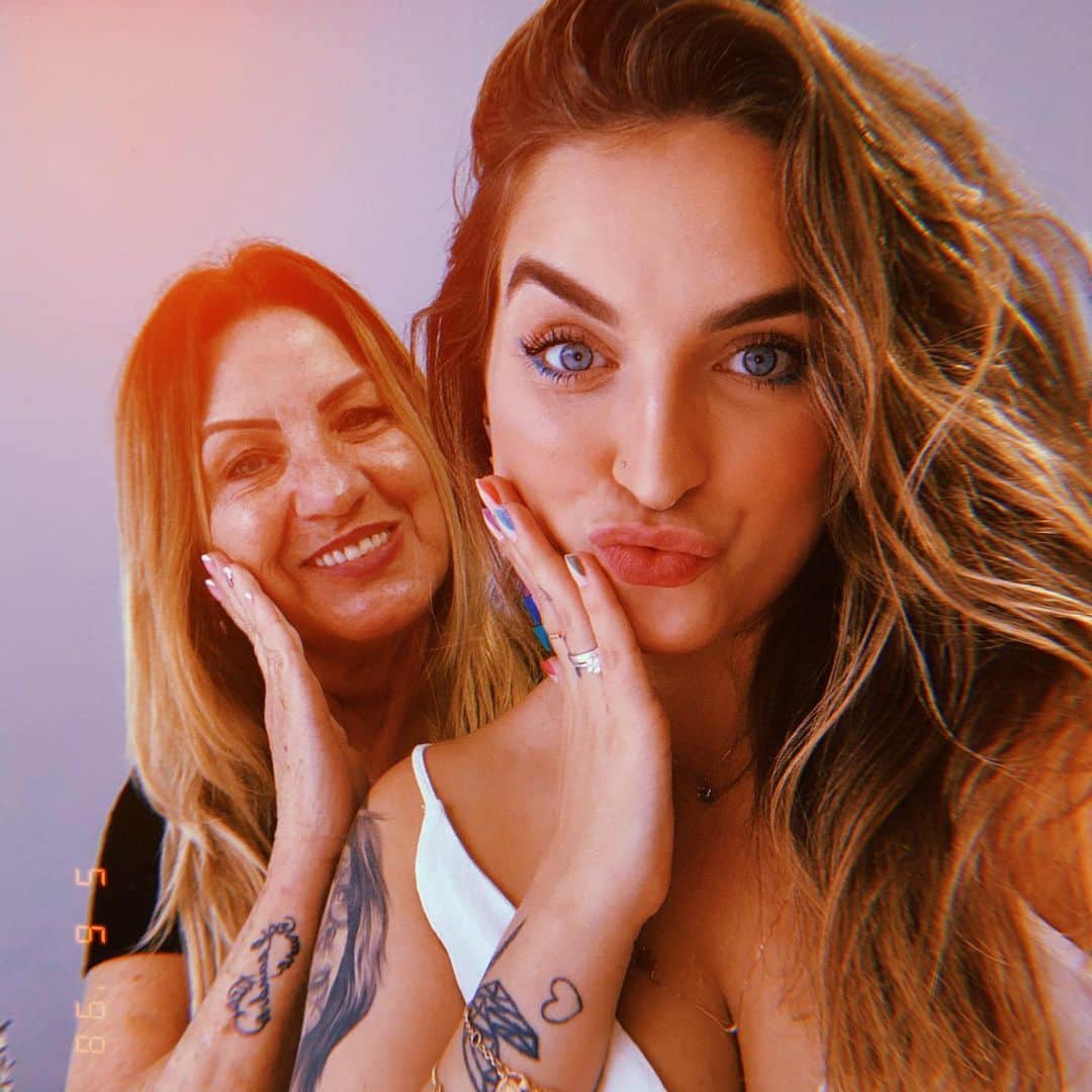 Bruna Unzuetaのインスタグラム：「Selfies do amor, só pra deixar claro o quanto amo essa muié @jusarkis ❤️」
