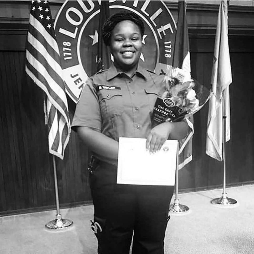 プリシラ・アーンのインスタグラム：「For those of you who don’t know, Breonna Taylor was a Louisville EMT, one of our heroes working on the front lines of COVID-19.  On March 13th, she was shot (numerous times) and killed by police officers who forced their way into her home after midnight while she was sleeping.  No charges have been filed.  Today she would have been 27 years old.  Please join me in celebrating her life by saying her name OUT LOUD and signing the petition in my link.  It takes less than a minute and is a way to use your voice in a moment when our country needs it. 💔 Thank you for your life, Breonna.  I’m so sorry the system has betrayed you.  #justiceforbreonnataylor #blacklivesmatter」