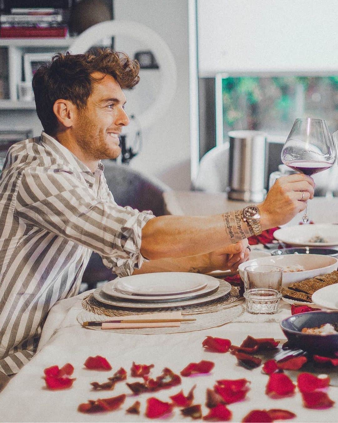 イバイ・ゴメスのインスタグラム：「About last night 🍽🌹 4 urte 💒 Y hasta la eternidad ❤️ • 📸: @paulaarranz_fotografia」