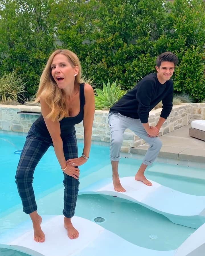 Brent Riveraのインスタグラム：「I had to force my mom to do this😩😂」